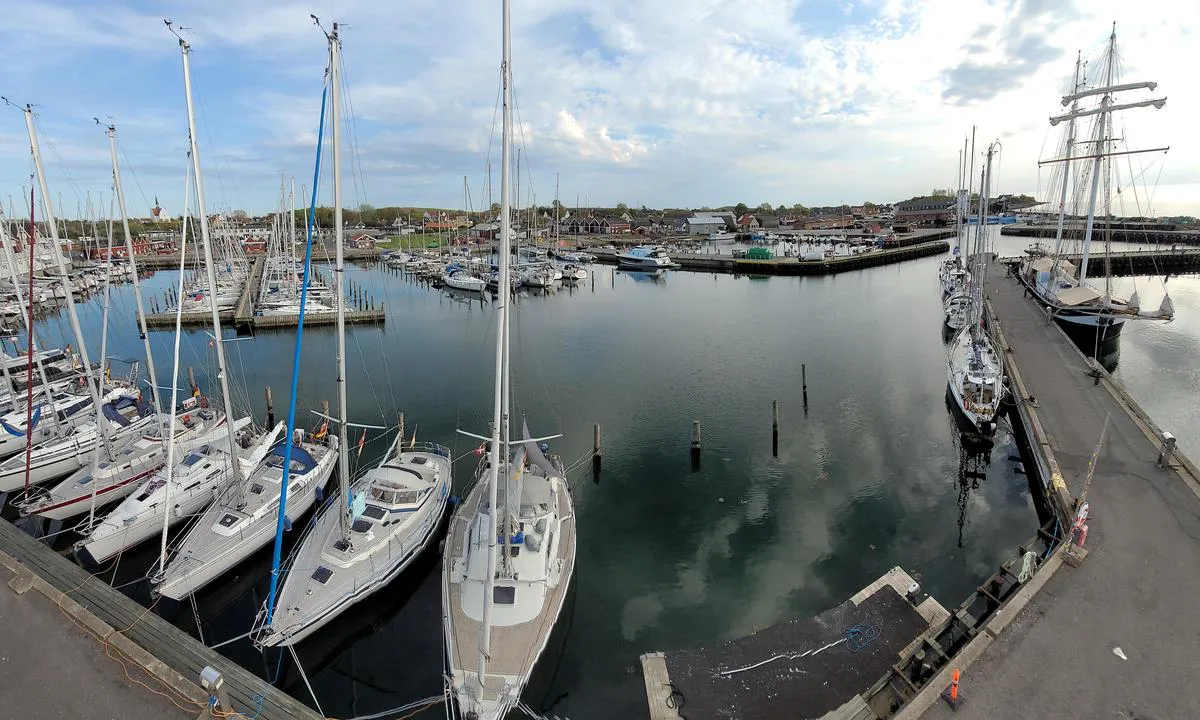 Bagenkop Havn: {"base": "de", "no": "Hele havnen sett fra t\u00e5rnet", "se": "Hela hamnen sedd fr\u00e5n tornet", "en": "Entire harbor from the tower", "da": "Hele havnen fra t\u00e5rnet", "fr": "Vue d'ensemble du port depuis la tour", "de": "Gesamthafen vom Turm", "es": "Puerto completo desde la torre", "it": "L'intero porto visto dalla torre", "pt": "Porto inteiro visto da torre", "nl": "Havenoverzicht vanaf de toren", "pl": "Ca\u0142y port z wie\u017cy", "uk": "\u0417\u0430\u0433\u0430\u043b\u044c\u043d\u0438\u0439 \u0432\u0438\u0433\u043b\u044f\u0434 \u0433\u0430\u0432\u0430\u043d\u0456 \u0437 \u0432\u0435\u0436\u0456", "ro": "\u00centregul port v\u0103zut de la turn", "tr": "T\u00fcm liman kuleden", "el": "\u039f\u03bb\u03cc\u03ba\u03bb\u03b7\u03c1\u03bf \u03c4\u03bf \u03bb\u03b9\u03bc\u03ac\u03bd\u03b9 \u03b1\u03c0\u03cc \u03c4\u03bf\u03bd \u03c0\u03cd\u03c1\u03b3\u03bf", "cs": "Celkov\u00fd p\u0159\u00edstav z v\u011b\u017ee", "hu": "Teljes kik\u00f6t\u0151 a toronyb\u00f3l", "fi": "Koko satama tornista", "bg": "\u0426\u044f\u043b\u043e\u0442\u043e \u043f\u0440\u0438\u0441\u0442\u0430\u043d\u0438\u0449\u0435 \u043e\u0442 \u043a\u0443\u043b\u0430\u0442\u0430", "sr": "\u0426\u0435\u043b\u043e\u043a\u0443\u043f\u043d\u0430 \u043b\u0443\u043a\u0430 \u0441\u0430 \u0442\u043e\u0440\u045a\u0430", "et": "Sadama \u00fcldvaade tornist", "lv": "Kop\u0113jais ostas skats no tor\u0146a", "lt": "Visas uostas nuo bok\u0161to"}