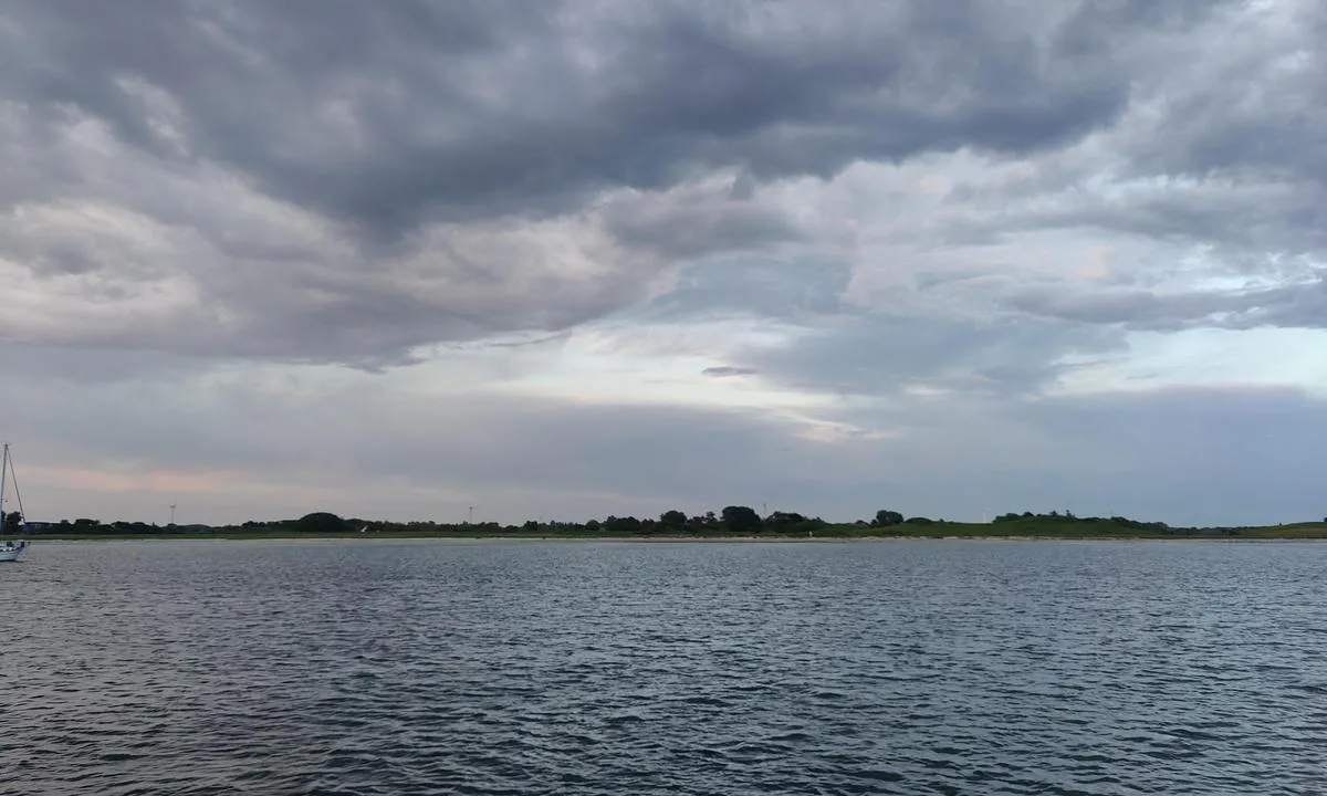 Bagenkop anchorage - north: {"base": "no", "no": "Fin naturhavn. En svaib\u00f8ye tilgjengelig. God plass. Enkel tilgang. Beskytter mot \u00f8stavind.", "se": "Fin naturlig hamn. En svajboj tillg\u00e4nglig. Gott om plats. Enkel \u00e5tkomst. Skyddar mot ostlig vind.", "en": "Nice natural harbour. A swing buoy available. Lots of space. Easy access. Shelters against east wind.", "da": "Fin naturhavn. En svingb\u00f8je tilg\u00e6ngelig. God plads. Enkel adgang. Beskytter mod \u00f8stenvind."}