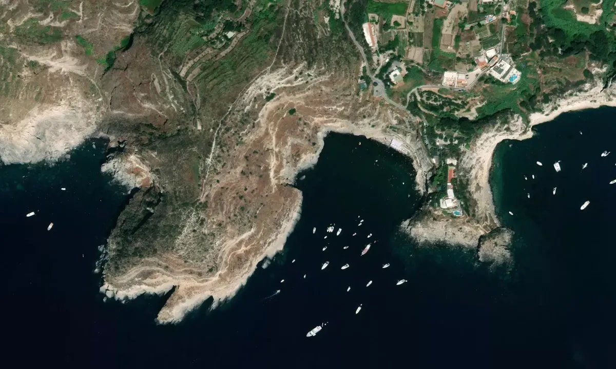 Flyfoto av Baia di Sorgeto 1