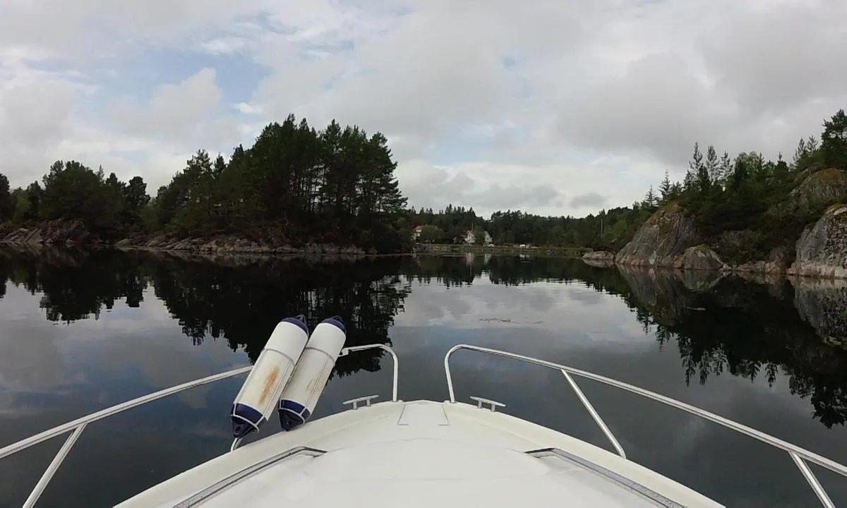Bakarholmen lagune: {"base": "no", "no": "Her er vi inne i lagunen, p\u00e5 vei ut 'hovedleia' NV hj\u00f8rnet. Ser Kjeldsund leirskole. Hestholmen til h\u00f8yre i bildet.", "se": "H\u00e4r \u00e4r vi inne i lagunen, p\u00e5 v\u00e4g ut 'huvudleden' NV h\u00f6rnet. Ser Kjeldsund l\u00e4gerskola. H\u00e4stholmen till h\u00f6ger i bilden.", "en": "Here we are inside the lagoon, heading out of the 'main channel' northwest corner. See Kjeldsund camp school. Hestholmen to the right in the picture.", "da": "Her er vi inde i lagunen, p\u00e5 vej ud 'hovedlejen' NV hj\u00f8rne. Ser Kjeldsund lejrskole. Hestholmen til h\u00f8jre i billedet."}