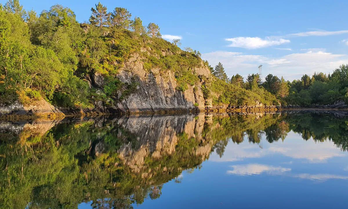 Bakarholmen lagune: {"base": "no", "no": "Line i land kan v\u00e6re greit, for natta.", "se": "Lina i land kan vara bra, f\u00f6r natten.", "en": "A line ashore can be useful for the night.", "da": "Line i land kan v\u00e6re fint, for natten."}