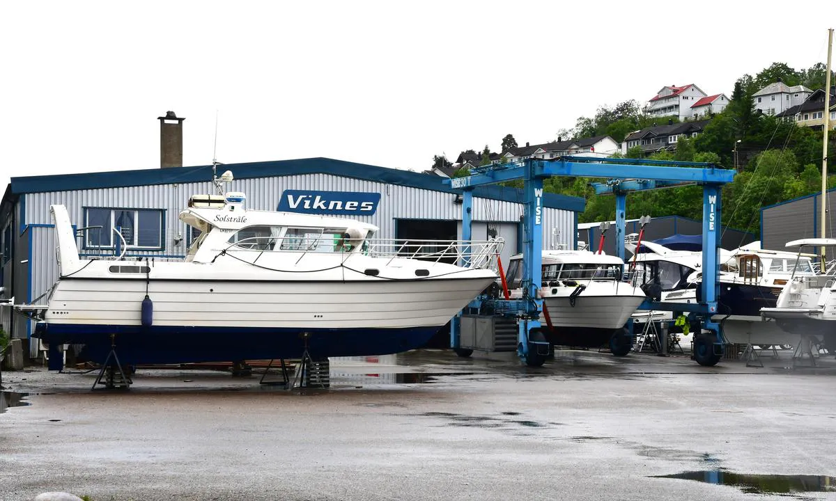 Bakarvågen: {"base": "no", "no": "Travellift hj\u00e5 Viknes B\u00e5t og Motor AS", "se": "Travellift hos Viknes B\u00e5t och Motor AB", "en": "Travellift at Viknes B\u00e5t og Motor AS", "da": "Travellift hos Viknes B\u00e5d og Motor AS"}