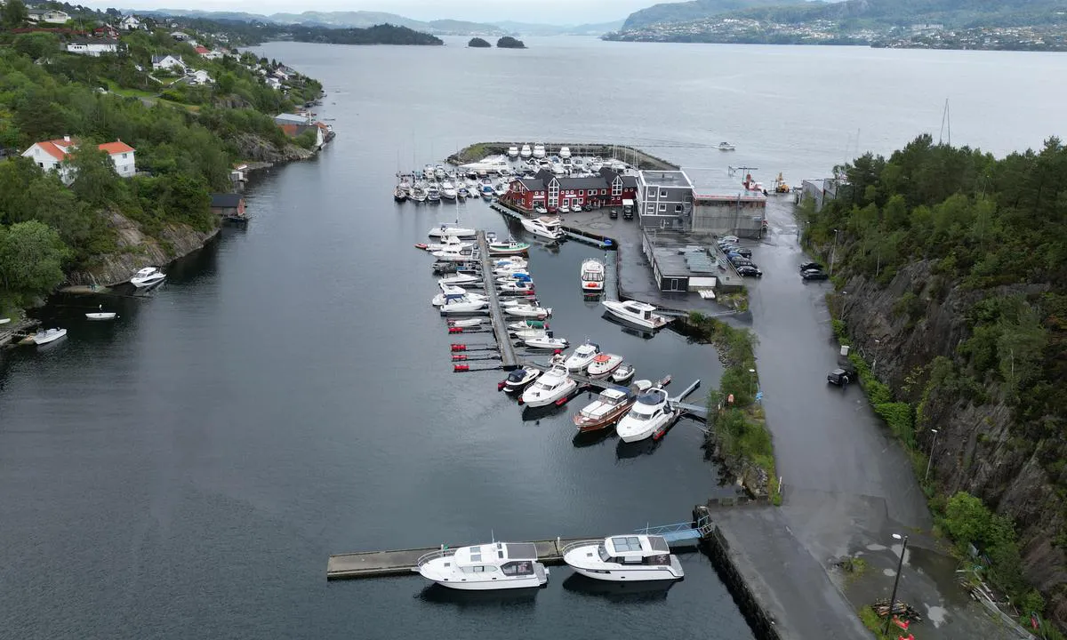Bakarvågen: {"base": "no", "no": "Servicebrygga til Viknes B\u00e5t og Motor AS er flytebrygga n\u00e6rmast p\u00e5 bildet.", "se": "Servicebryggan till Viknes B\u00e5t och Motor AS \u00e4r flytbryggan n\u00e4rmast p\u00e5 bilden.", "en": "The service dock of Viknes Boat and Motor AS is the floating dock closest in the picture.", "da": "Servicebroen til Viknes B\u00e5d og Motor AS er flydebroen n\u00e6rmest p\u00e5 billedet."}