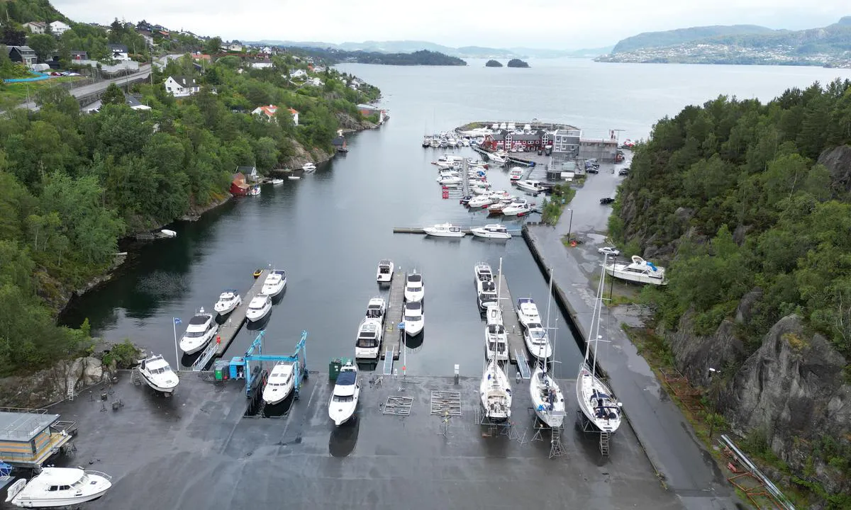 Bakarvågen: {"base": "no", "no": "B\u00e5karv\u00e5gen sett fr\u00e5 s\u00f8r", "se": "B\u00e5kaviken sedd fr\u00e5n s\u00f6der", "en": "B\u00e5karv\u00e5gen seen from the south", "da": "B\u00e5karv\u00e5gen set fra syd"}