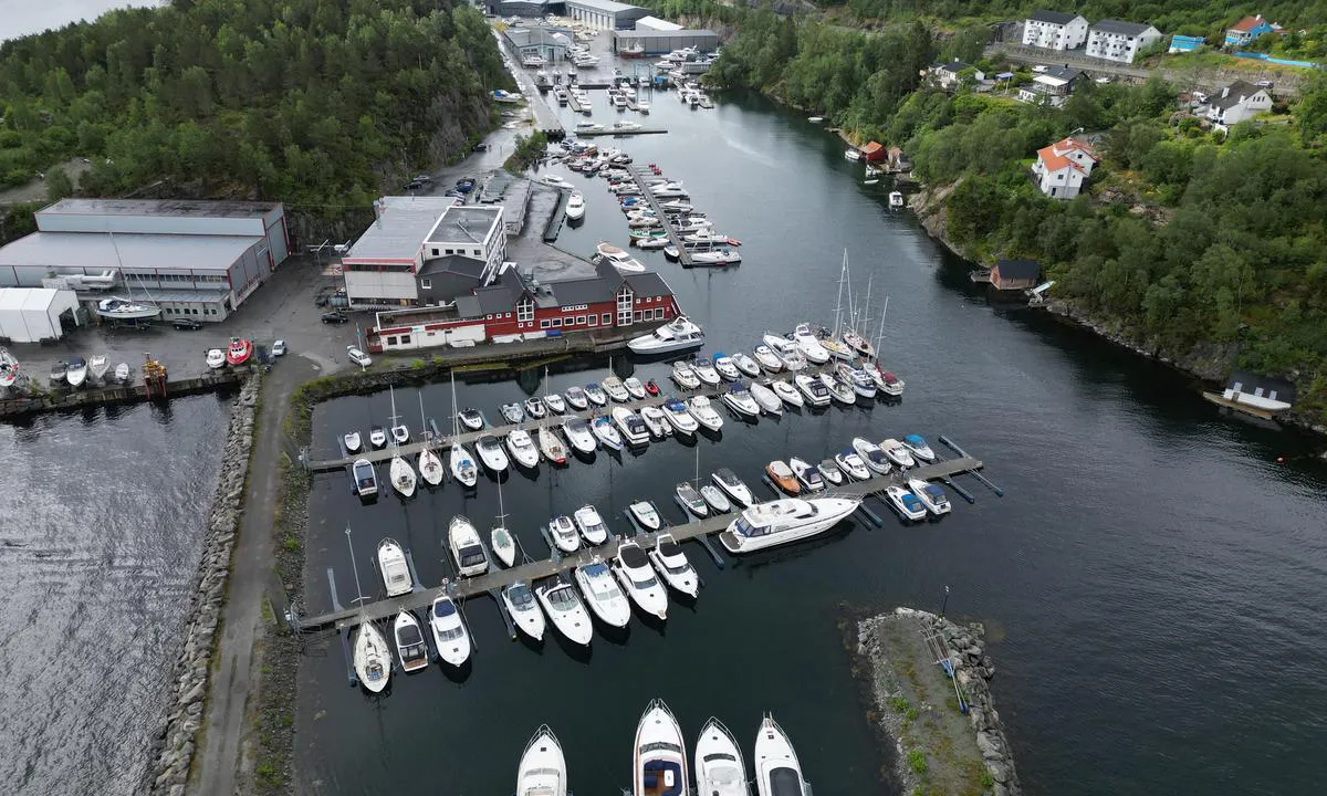 Bakarvågen: {"base": "no", "no": "Viknes B\u00e5t og Motor AS held til  innerst i Bakarv\u00e5gen.", "se": "Viknes B\u00e5t och Motor AB ligger innerst i Bakarv\u00e5gen.", "en": "Viknes Boat and Motor AS is located at the innermost part of Bakarv\u00e5gen.", "da": "Viknes B\u00e5d og Motor AS holder til inderst i Bakarv\u00e5gen."}