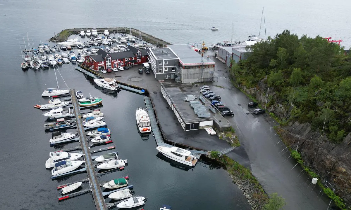 Bakarvågneset: {"base": "no", "no": "Flytebryggene som ligg langs land er servicekai for Ask\u00f8y B\u00e5t& Motor AS, og fort\u00f8ying b\u00f8r avtalast med Thomas p\u00e5 tlf 92488998", "se": "Flytbryggorna som ligger l\u00e4ngs land \u00e4r servicekaj f\u00f6r Ask\u00f8y B\u00e5t & Motor AS, och f\u00f6rt\u00f6jning b\u00f6r avtalas med Thomas p\u00e5 tlf 92488998", "en": "The floating docks along the shore are service docks for Ask\u00f8y B\u00e5t & Motor AS, and mooring should be arranged with Thomas at tel. 92488998", "da": "Flydebroerne langs land er servicekaj for Ask\u00f8y B\u00e5d & Motor AS, og fort\u00f8jning b\u00f8r aftales med Thomas p\u00e5 tlf 92488998"}
