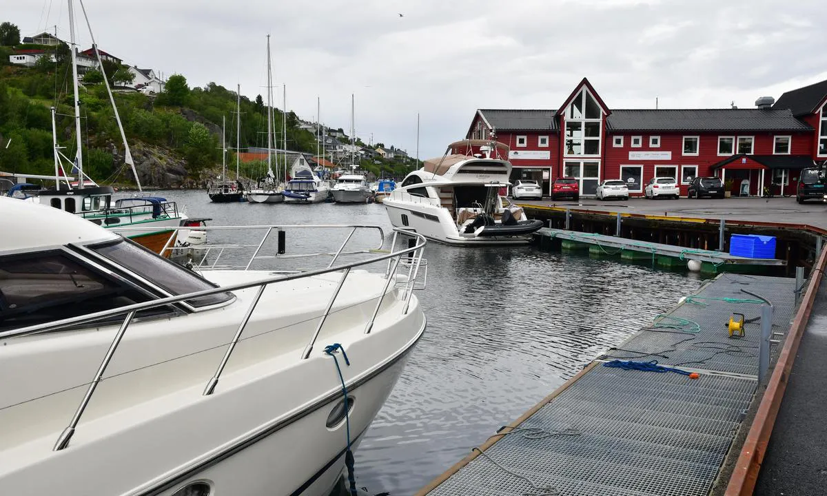 Bakarvågneset: {"base": "no", "no": "Service-kai for Ask\u00f8y B\u00e5t&Motor p\u00e5 vestsida.", "se": "Servicekaj f\u00f6r Ask\u00f8y B\u00e5t&Motor p\u00e5 v\u00e4stsidan.", "en": "Service quay for Ask\u00f8y Boat & Motor on the west side.", "da": "Service-kaj for Ask\u00f8y B\u00e5d&Motor p\u00e5 vestsiden."}