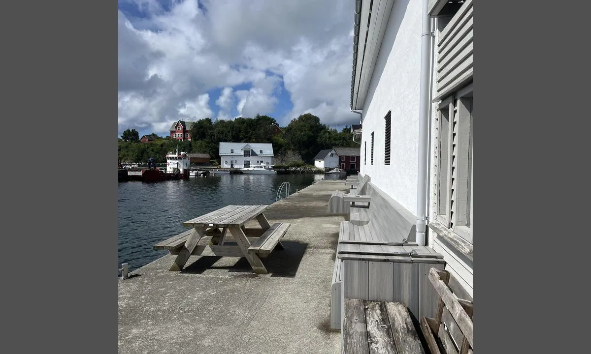 Bakkasund Gjestehavn: {"base": "no", "no": "Flott p\u00e5 baksiden av butikken hvor man kan nyte solrike dager.", "se": "Flott p\u00e5 baksidan av butiken d\u00e4r man kan njuta av soliga dagar.", "en": "Great at the back of the store where you can enjoy sunny days.", "da": "Flot p\u00e5 bagsiden af butikken, hvor man kan nyde solrige dage."}