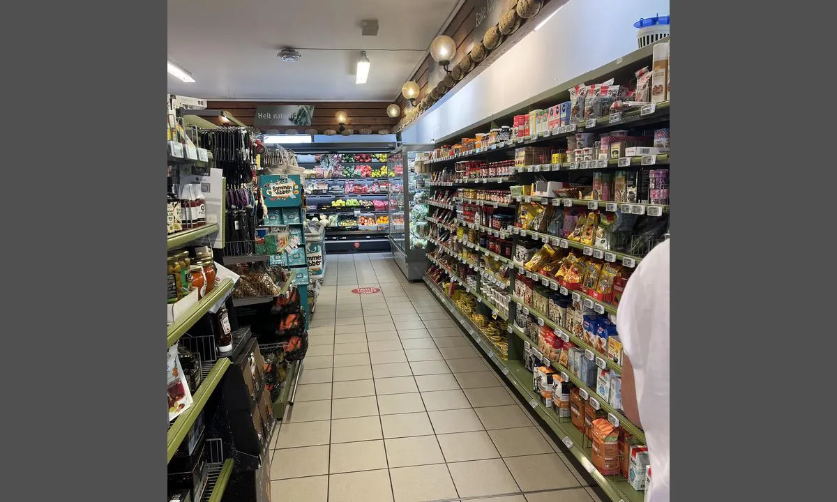 Bakkasund Gjestehavn: {"base": "no", "no": "Veldig innholdsrik butikk men nybakt hver dag rett p\u00e5 kaien ved bryggene.", "se": "V\u00e4ldigt inneh\u00e5llsrik butik men nybakat varje dag r\u00e4tt p\u00e5 kajen vid bryggorna.", "en": "Very well-stocked store with freshly baked goods every day right on the quay by the docks.", "da": "Meget indholdsrig butik med nybagt hver dag lige p\u00e5 kajen ved broerne."}