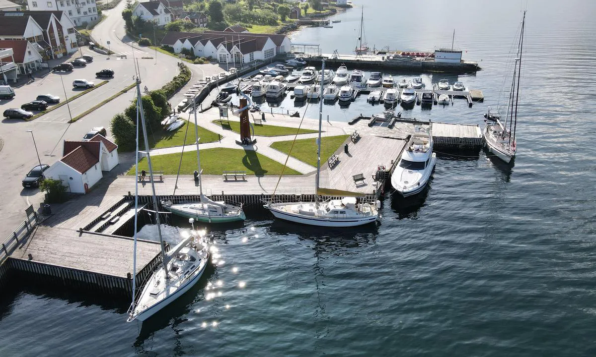 Balestrand gjestehavn: {"base": "en", "no": "Dusjer toalett i den lille bygningen til venstre", "se": "Dusch och toalett i den lilla byggnaden till v\u00e4nster", "en": "Showers toilet in the small building left", "da": "Brusere toilet i den lille bygning til venstre"}