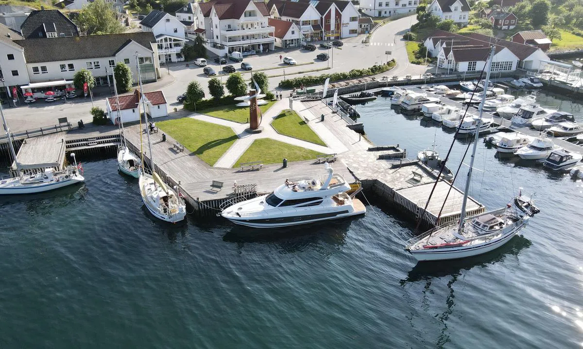 Balestrand gjestehavn: To the right privat harbour for small boats