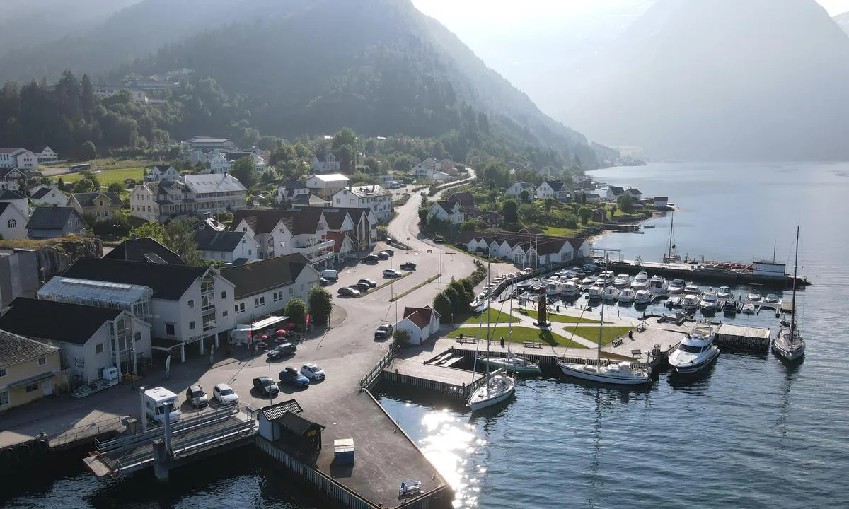 Balestrand gjestehavn: Tourist info just over the street. TI will provide  key for shower