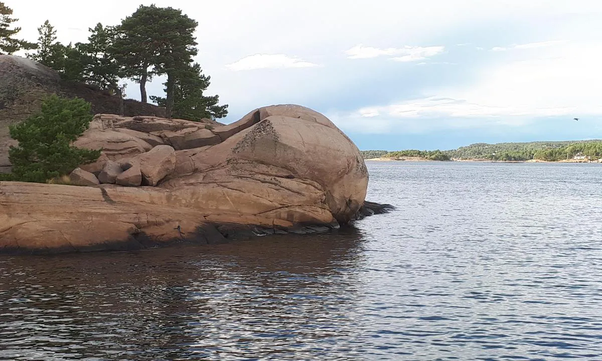 {"base": "no", "no": "Grunnen til at holmen kalles Ballen", "se": "Anledningen till att holmen kallas Ballen", "en": "The reason why the islet is called Ballen", "da": "Grunden til at holmen kaldes Ballen"}
