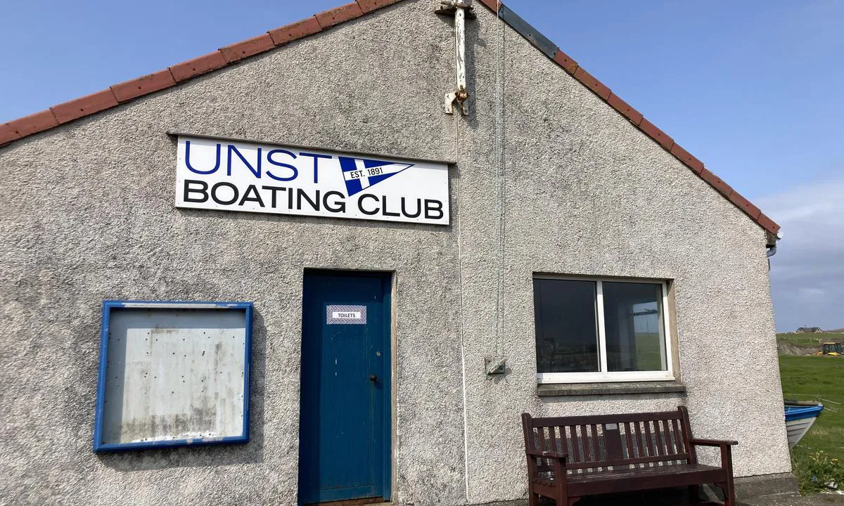 Baltasound - Buness: Unst Boating Club is an old building but it is clean. A sign tells that it will be renovated soon (2024?). There are showers and toilets and a small kitchen. It is always open.