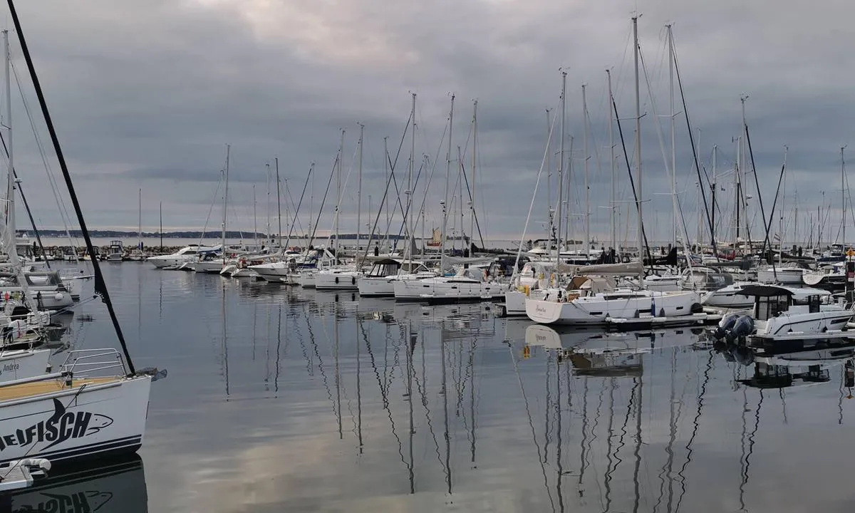 {"base": "de", "no": "Laboe Baltic Bay Havn", "se": "Laboe Baltic Bay Hamn", "en": "Laboe Baltic Bay Harbour", "da": "Laboe Baltic Bay Havn", "fr": "Port de Laboe Baltic Bay", "de": "Laboe Baltic Bay Hafen", "es": "Puerto de Laboe Baltic Bay", "it": "Porto di Laboe Baltic Bay", "pt": "Laboe Porto Baltic Bay", "nl": "Laboe Baltic Bay Haven", "pl": "Laboe Baltic Bay Port", "uk": "\u041f\u0440\u0438\u0441\u0442\u0430\u043d\u044c \u0411\u0430\u043b\u0442\u0456\u0439\u0441\u044c\u043a\u043e\u0457 \u0437\u0430\u0442\u043e\u043a\u0438 \u041b\u0430\u0431\u043e\u0435", "ro": "Portul Laboe Baltic Bay", "tr": "Laboe Balt\u0131k Koyu Liman\u0131", "el": "\u039b\u03b1\u03bc\u03c0\u03cc\u03b7 \u0392\u03cc\u03c1\u03b5\u03b9\u03bf\u03c2 \u039a\u03cc\u03bb\u03c0\u03bf\u03c2 \u03c4\u03b7\u03c2 \u0392\u03b1\u03bb\u03c4\u03b9\u03ba\u03ae\u03c2 \u0398\u03ac\u03bb\u03b1\u03c3\u03c3\u03b1\u03c2", "cs": "P\u0159\u00edstav Baltsk\u00e1 z\u00e1toka Laboe", "hu": "Laboe Baltic Bay Kik\u00f6t\u0151", "fi": "Laboe Baltic Bay Satama", "bg": "\u041b\u0430\u0431\u043e\u0435 \u0411\u0430\u043b\u0442\u0438\u0439\u0441\u043a\u0438 \u0437\u0430\u043b\u0438\u0432 \u041f\u0440\u0438\u0441\u0442\u0430\u043d\u0438\u0449\u0435", "sr": "\u041b\u0430\u0431\u043e\u0435 \u0411\u0430\u043b\u0442\u0438\u0447\u043a\u043e \u043c\u043e\u0440\u0435 \u041b\u0443\u043a\u0430", "et": "Laboe Baltika laht Sadam", "lv": "Laboe Baltijas j\u016bras l\u012b\u010da osta", "lt": "Laboe Baltijos \u012flankos uostas"}