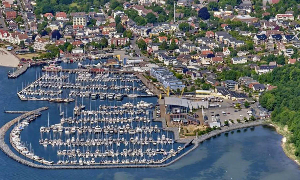 {"base": "de", "no": "Laboe Baltic Bay havn og Yacht- og n\u00e6ringshavn \u00d8stersj\u00f8badet Laboe", "se": "Laboe Baltic Bay hamn och Yacht- och kommersiell hamn \u00d6stersj\u00f6bad Laboe", "en": "Laboe Baltic Bay Harbour and Yacht and Commercial Harbour Baltic Sea Resort of Laboe", "da": "Laboe Baltic Bay Havn og Yacht- og Erhvervshavn \u00d8sters\u00f8badet Laboe", "fr": "Laboe Baltic Bay Port et Port de Plaisance et Commercial Station Baln\u00e9aire Laboe", "de": "Laboe Baltic Bay Hafen und Yacht- und Gewerbehafen Ostseebad Laboe", "es": "Laboe Baltic Bay Puerto y Puerto de yates y comercial Balneario del mar B\u00e1ltico Laboe", "it": "Porto e Baia Baltica di Laboe e Porto Commerciale e per Yacht Ostseebad Laboe", "pt": "Porto e Ba\u00eda B\u00e1ltica de Laboe Porto de Iates e Comercial Est\u00e2ncia Balnear de Laboe", "nl": "Laboe Baltic Bay Haven en Jacht- en Industriehaven Oostzeebad Laboe", "pl": "Laboe Baltic Bay Hafen i Gospodarczy Port Jachtowy Ostseebad Laboe", "uk": "Laboe Baltic Bay \u0413\u0430\u0432\u0430\u043d\u044c \u0456 \u044f\u0445\u0442\u043e\u0432\u043e-\u043f\u0440\u043e\u043c\u0438\u0441\u043b\u043e\u0432\u0430 \u0433\u0430\u0432\u0430\u043d\u044c \u0411\u0430\u043b\u0442\u0456\u0439\u0441\u044c\u043a\u0435 \u043a\u0443\u0440\u043e\u0440\u0442\u043d\u0435 \u043c\u0456\u0441\u0442\u0435\u0447\u043a\u043e \u041b\u0430\u0431\u043e\u0435", "ro": "Laboe Golful Baltic Port \u0219i portul de agrement \u0219i comercial Ostseebad Laboe", "tr": "Laboe Baltic Bay Liman\u0131 ve Yat ve End\u00fcstriyel Liman\u0131, Ostseebad Laboe", "el": "\u039b\u03ac\u03bc\u03c0\u03bf\u03b5 \u039a\u03cc\u03bb\u03c0\u03bf\u03c2 \u03c4\u03b7\u03c2 \u0392\u03b1\u03bb\u03c4\u03b9\u03ba\u03ae\u03c2 \u039b\u03b9\u03bc\u03ad\u03bd\u03b1\u03c2 \u03ba\u03b1\u03b9 \u039c\u03b1\u03c1\u03af\u03bd\u03b1 \u03ba\u03b1\u03b9 \u0395\u03c0\u03b1\u03b3\u03b3\u03b5\u03bb\u03bc\u03b1\u03c4\u03b9\u03ba\u03cc\u03c2 \u039b\u03b9\u03bc\u03ad\u03bd\u03b1\u03c2 \u0391\u03bd\u03b1\u03c4\u03bf\u03bb\u03b9\u03ba\u03ae \u0398\u03ac\u03bb\u03b1\u03c3\u03c3\u03b1 \u039b\u03ac\u03bc\u03c0\u03bf\u03b5", "cs": "Laboe Baltic Bay P\u0159\u00edstav a jachtov\u00e1 a pr\u016fmyslov\u00e1 p\u0159\u00edstavn\u00ed oblast P\u0159\u00edmo\u0159sk\u00e9 l\u00e1zn\u011b Laboe", "hu": "Laboe Balti-\u00f6b\u00f6l Kik\u00f6t\u0151 \u00e9s Jacht- \u00e9s Kereskedelmi Kik\u00f6t\u0151 Ostseebad Laboe", "fi": "Laboe Baltic Bay Satama ja jahti- ja teollisuussatama Ostseebad Laboe", "bg": "\u041b\u0430\u0431\u043e\u0435 \u0411\u0430\u043b\u0442\u0438\u0439\u0441\u043a\u0438 \u0437\u0430\u043b\u0438\u0432 \u041f\u0440\u0438\u0441\u0442\u0430\u043d\u0438\u0449\u0435 \u0438 \u044f\u0445\u0442\u0435\u043d\u043e \u0438 \u0442\u044a\u0440\u0433\u043e\u0432\u0441\u043a\u043e \u043f\u0440\u0438\u0441\u0442\u0430\u043d\u0438\u0449\u0435 \u0411\u0430\u043b\u0442\u0438\u0439\u0441\u043a\u0438 \u043a\u0443\u0440\u043e\u0440\u0442 \u041b\u0430\u0431\u043e\u0435", "sr": "Laboe Balti\u010dki Zaliv Luka i Luka za Jahte i Komercijalnu Upotrebu Badeort Laboe na Balti\u010dkom Moru", "et": "Laboe L\u00e4\u00e4nemere laht S\u00f5jahaven ja jahtide ning kaubanduslaht L\u00e4\u00e4nemere kuurort Laboe", "lv": "Laboe Baltijas l\u012bcis Osta un Jahtu un komerci\u0101l\u0101 osta Baltijas k\u016brorts Laboe", "lt": "Laboe Baltijos \u012flanka Uostas ir jacht\u0173 bei pramoninis uostas Ostseebad Laboe"}
