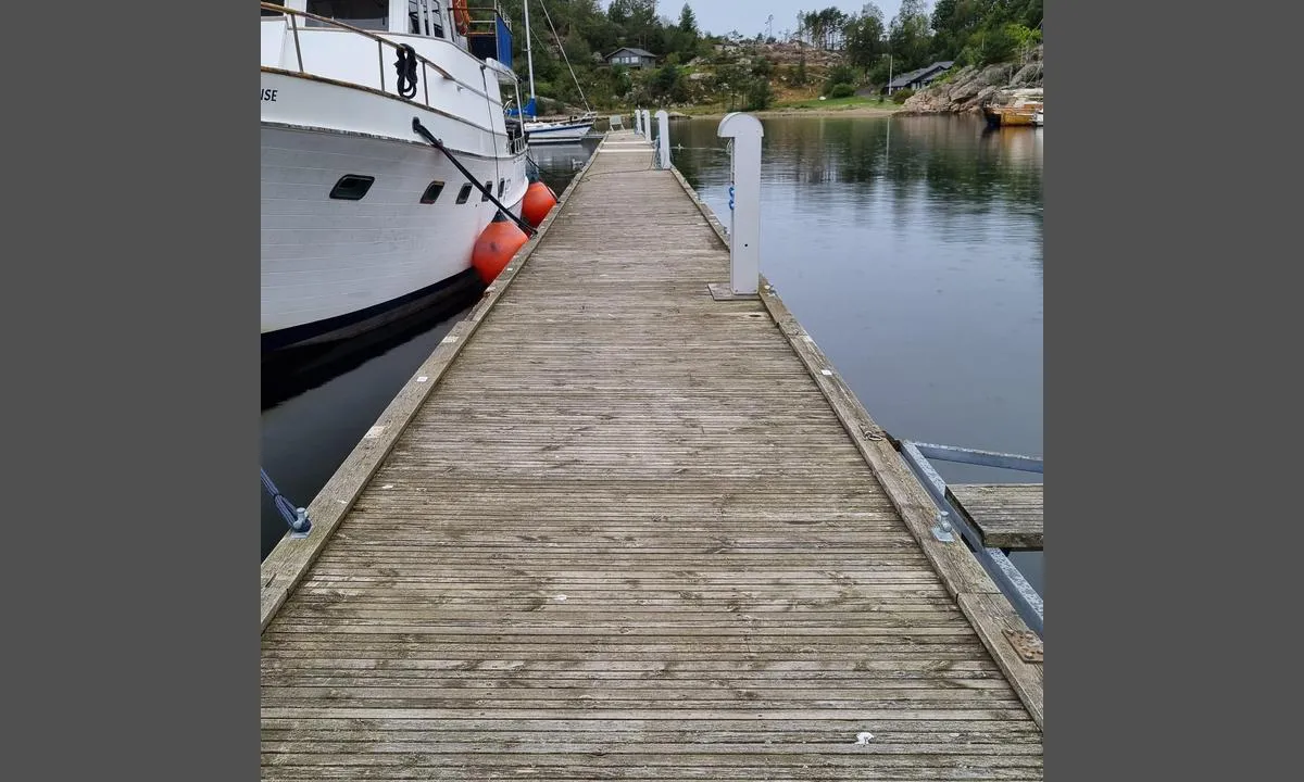 Båly Havn - Spangereid Gjestehavn: {"base": "no", "no": "Grunt p\u00e5 h\u00f8yre side (nord), ca 3m p\u00e5 venstre side", "se": "Grund p\u00e5 h\u00f6ger sida (norr), ca 3m p\u00e5 v\u00e4nster sida", "en": "Shallow on the right side (north), approximately 3m on the left side", "da": "Lavt vand p\u00e5 h\u00f8jre side (nord), ca. 3m p\u00e5 venstre side"}