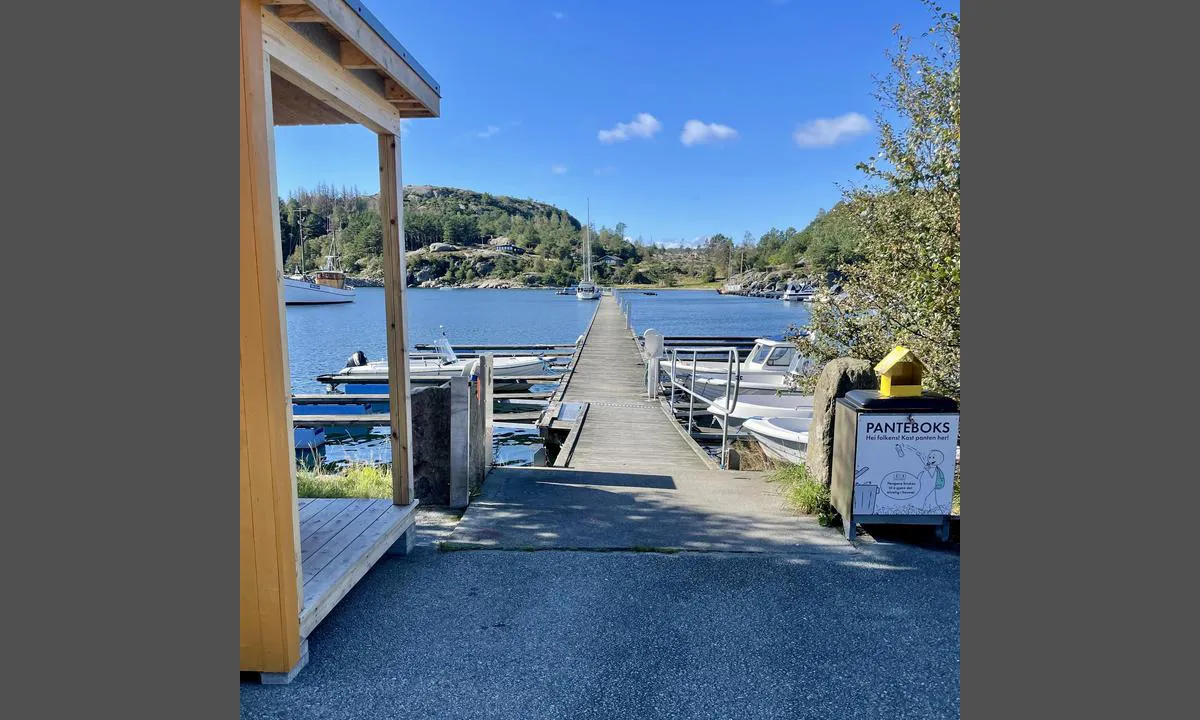 Båly Havn - Spangereid Gjestehavn: {"base": "no", "no": "Lang gjestebrygge", "se": "L\u00e5ng g\u00e4stbrygga", "en": "Long guest pier", "da": "Lang g\u00e6stebro", "fr": "Quai d'accueil long", "de": "Langer G\u00e4stesteg", "es": "Larga <i>muelle</i> para hu\u00e9spedes", "it": "Lunga banchina per ospiti", "pt": "Ponte de h\u00f3spedes longa", "nl": "Lange gastensteiger", "pl": "D\u0142ugi pomost dla go\u015bci", "uk": "\u0414\u043e\u0432\u0433\u0438\u0439 \u0433\u043e\u0441\u0442\u044c\u043e\u0432\u0438\u0439 \u043f\u0440\u0438\u0447\u0430\u043b", "ro": "Ponton lung pentru oaspe\u021bi", "tr": "Uzun misafir iskelesi", "el": "\u039c\u03b1\u03ba\u03c1\u03ac \u03b1\u03c0\u03bf\u03b2\u03ac\u03b8\u03c1\u03b1 \u03b5\u03c0\u03b9\u03c3\u03ba\u03b5\u03c0\u03c4\u03ce\u03bd", "cs": "Dlouh\u00e9 molo pro hosty", "hu": "Hossz\u00fa vend\u00e9gm\u00f3l\u00f3", "fi": "Pitk\u00e4 vieraslaituri", "bg": "\u0414\u044a\u043b\u044a\u0433 \u043f\u043e\u043d\u0442\u043e\u043d \u0437\u0430 \u0433\u043e\u0441\u0442\u0438", "sr": "Duga\u010dka gostinska pristani\u0161ta", "et": "Pikk k\u00fclaliskai", "lv": "Gara viesu piest\u0101tne", "lt": "Ilgas sve\u010di\u0173 pantoninis tiltelis"}