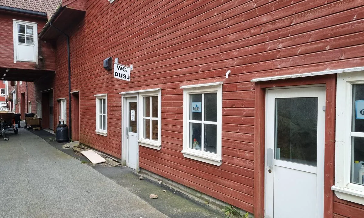 Båly Havn - Spangereid Gjestehavn: Toalett og dusj på baksiden av hytteutleie