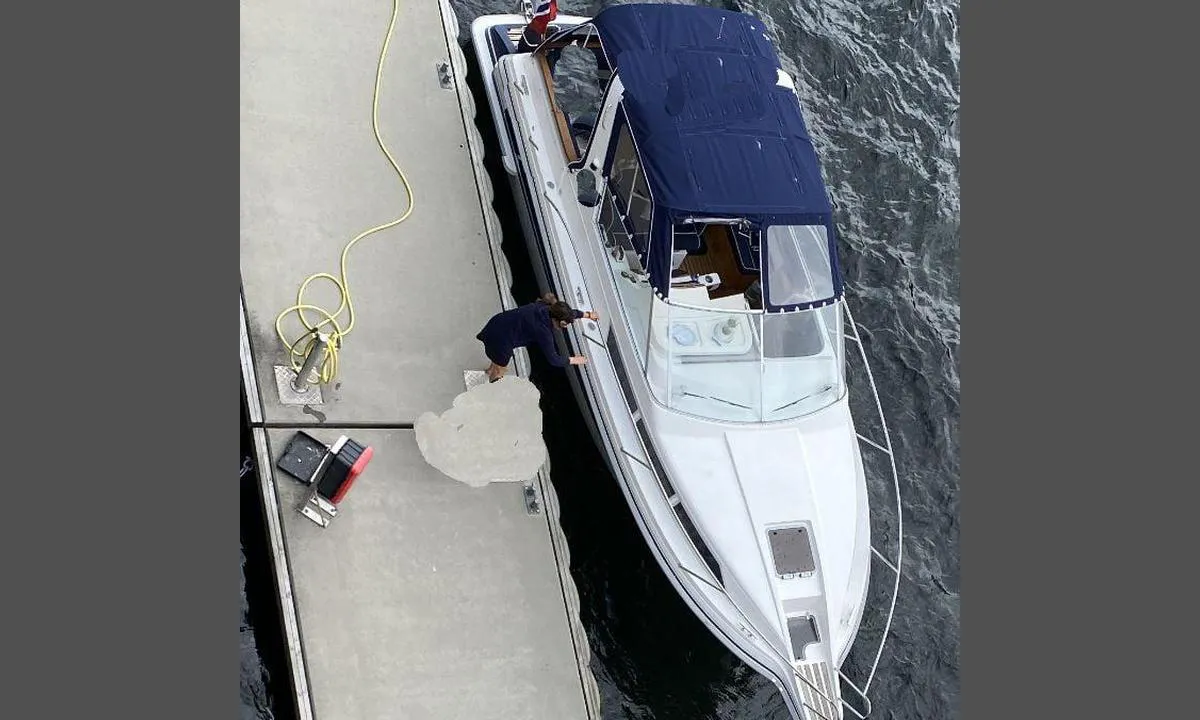 {"base": "no", "no": "Tips til dere som skal fylle drivstoff i Arendal (Barbu):\r\nDet er en konstant str\u00f8m vekk fra pumpene. Fort\u00f8y med en gang! (Har lunsjplass rett over pumpene i Barbu, og sett utallige henge etter b\u00e5tene sine) \r\nUtallige erfarne skippere har jeg sett blitt hengende etter b\u00e5ten slik disse jeg tok bilde av. Det ser nemlig helt trygt ut, men str\u00f8mmen er der, og drar den ut.", "se": "Tips till er som ska tanka i Arendal (Barbu): <br /> Det \u00e4r en konstant str\u00f6m bort fr\u00e5n pumparna. F\u00f6rt\u00f6j genast! (Har lunchplats rakt \u00f6ver pumparna i Barbu, och har sett otaliga h\u00e4nga efter sina b\u00e5tar) <br /> O\u00e4ndligt m\u00e5nga erfarna skeppare har jag sett h\u00e4nga efter b\u00e5ten p\u00e5 samma s\u00e4tt som de jag tog foto p\u00e5. Det ser n\u00e4mligen helt s\u00e4kert ut, men str\u00f6mmen \u00e4r d\u00e4r och drar ut den.", "en": "Tips for those of you refueling in Arendal (Barbu):<br>There is a constant current away from the pumps. Moor immediately! (There is a lunch spot right by the pumps in Barbu, and I have seen countless people hanging onto their boats)<br>Countless experienced skippers have I seen left hanging onto their boats like these ones I took a picture of. It may look completely safe, but the current is there, pulling them out.", "da": "Tips til jer, der skal tanke br\u00e6ndstof i Arendal (Barbu):\nDer er en konstant str\u00f8m v\u00e6k fra pumperne. Fort\u00f8j med det samme! (Har frokostplads lige over for pumperne i Barbu og har set utallige h\u00e6nge efter deres b\u00e5de)\nUtallige erfarne skippere har jeg set blevet h\u00e6ngende efter b\u00e5den ligesom dem, jeg tog billede af. Det ser nemlig helt sikkert ud, men str\u00f8mmen er der og tr\u00e6kker den ud."}