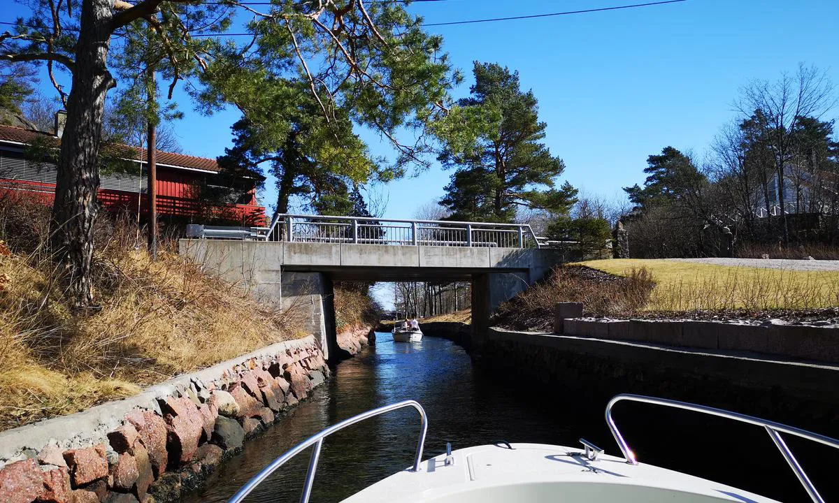 Barselkilen: Hesneskanalen. Kanalen er ca. 250 meter lang og går gjennom eidet som forbinder Marivold med fastlandet, rett øst for Grimstad sentrum. .