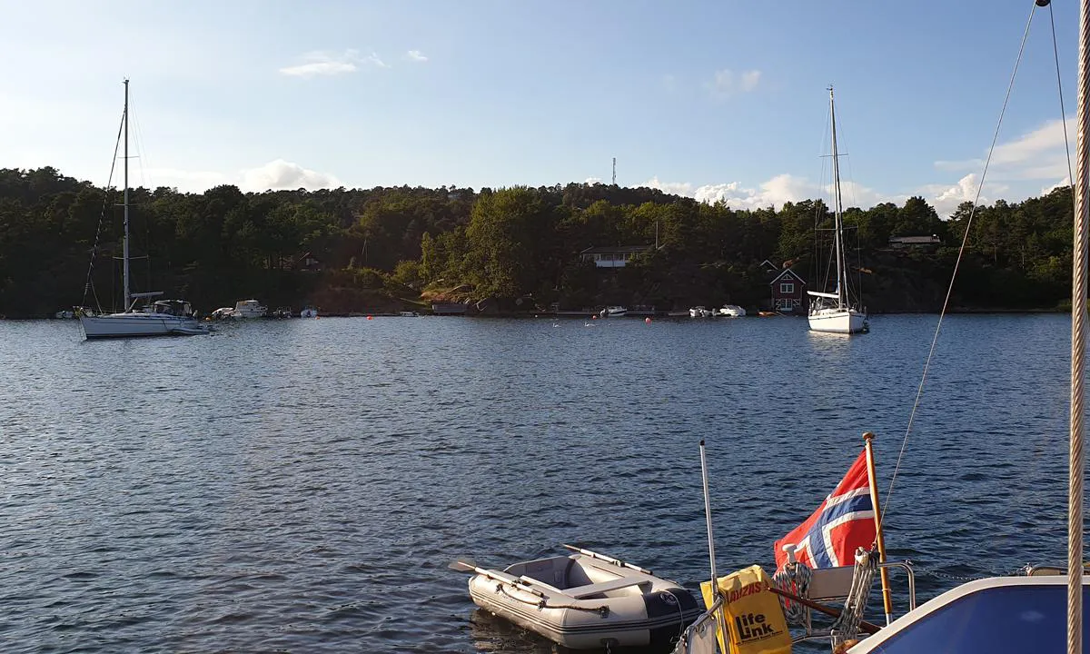 Barselkilen. En fin bukt med plass til flere på svai. Ca 9 m dyp. Sjekk bunnfestet godt.