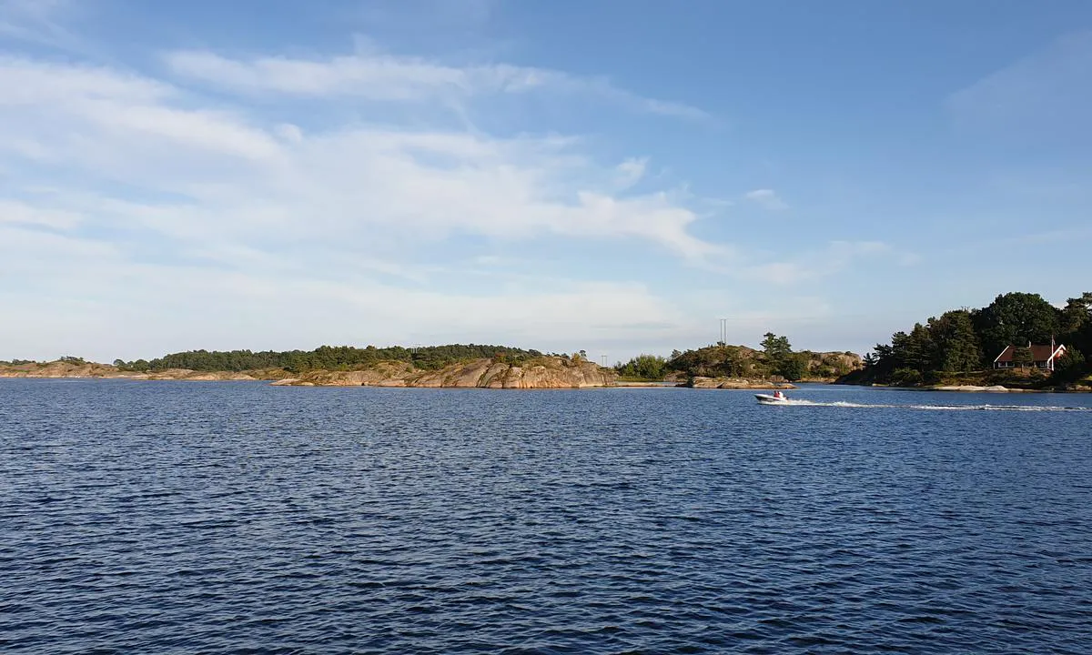 Barselkilen: {"base": "no", "no": "Sjusholmen og Vaholmen hvor en kan ligge nesa inn hvis en ikke stikker for dypt", "se": "Sjuholmen och Vaholmen d\u00e4r en kan ligga med f\u00f6ren in om en inte sticker f\u00f6r djupt", "en": "Sjusholmen and Vaholmen where one can lie bow-in if one does not have too deep a draft", "da": "Sjusholmen og Vaholmen hvor man kan ligge med st\u00e6vnen ind hvis man ikke stikker for dybt"}