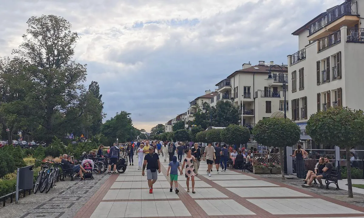 Świnoujście - Marina North Basin: {"base": "de", "no": "Strandpromenade \u015awinouj\u015bcie", "se": "Strandpromenaden \u015awinouj\u015bcie", "en": "Beach Promenade Swinoujscie", "da": "Strandpromenade \u015awinouj\u015bcie", "fr": "Promenade de la plage de Swinem\u00fcnde", "de": "Strandpromenade Swinem\u00fcnde", "es": "Paseo Mar\u00edtimo Swinem\u00fcnde", "it": "Passeggiata sul lungomare Swinem\u00fcnde", "pt": "Passeio mar\u00edtimo Swinem\u00fcnde", "nl": "Strandpromenade \u015awinouj\u015bcie", "pl": "Promenada pla\u017cowa w \u015awinouj\u015bciu", "uk": "\u041f\u0440\u043e\u043c\u0435\u043d\u0430\u0434 \u0432\u0437\u0434\u043e\u0432\u0436 \u043f\u043b\u044f\u0436\u0443 \u0421\u0432\u0456\u043d\u0435\u043c\u044e\u043d\u0434\u0435", "ro": "Promenada Plajei \u015awinouj\u015bcie", "tr": "Swinem\u00fcnde Sahil Promenad\u0131", "el": "\u03a0\u03b1\u03c1\u03b1\u03bb\u03b9\u03b1\u03ba\u03ae \u03a0\u03b5\u03c1\u03b9\u03bf\u03b4\u03b5\u03af\u03b1 \u03a3\u03b2\u03b9\u03bd\u03ad\u03bc\u03c5\u03bd\u03c4\u03b5", "cs": "Promen\u00e1da na pl\u00e1\u017ei \u015awinouj\u015bcie", "hu": "Swinem\u00fcnde tengerparti s\u00e9t\u00e1ny", "fi": "Rantabulevardi \u015awinouj\u015bcie", "bg": "\u041f\u043b\u0430\u0436\u043d\u0430 \u0430\u043b\u0435\u044f \u0421\u0432\u0438\u043d\u043e\u0443\u0439\u0441\u0446\u0435", "sr": "\u0428\u0435\u0442\u0430\u043b\u0438\u0448\u0442\u0435 \u0443\u0437 \u043f\u043b\u0430\u0436\u0443 \u0421\u0432\u0438\u043d\u0435\u043c\u0438\u043d\u0434\u0435", "et": "Swinem\u00fcnde ranna promenaad", "lv": "Pludmales promen\u0101de \u0160\u010decin\u0101", "lt": "Papl\u016bdimio promenada Swinouj\u015bcie"}
