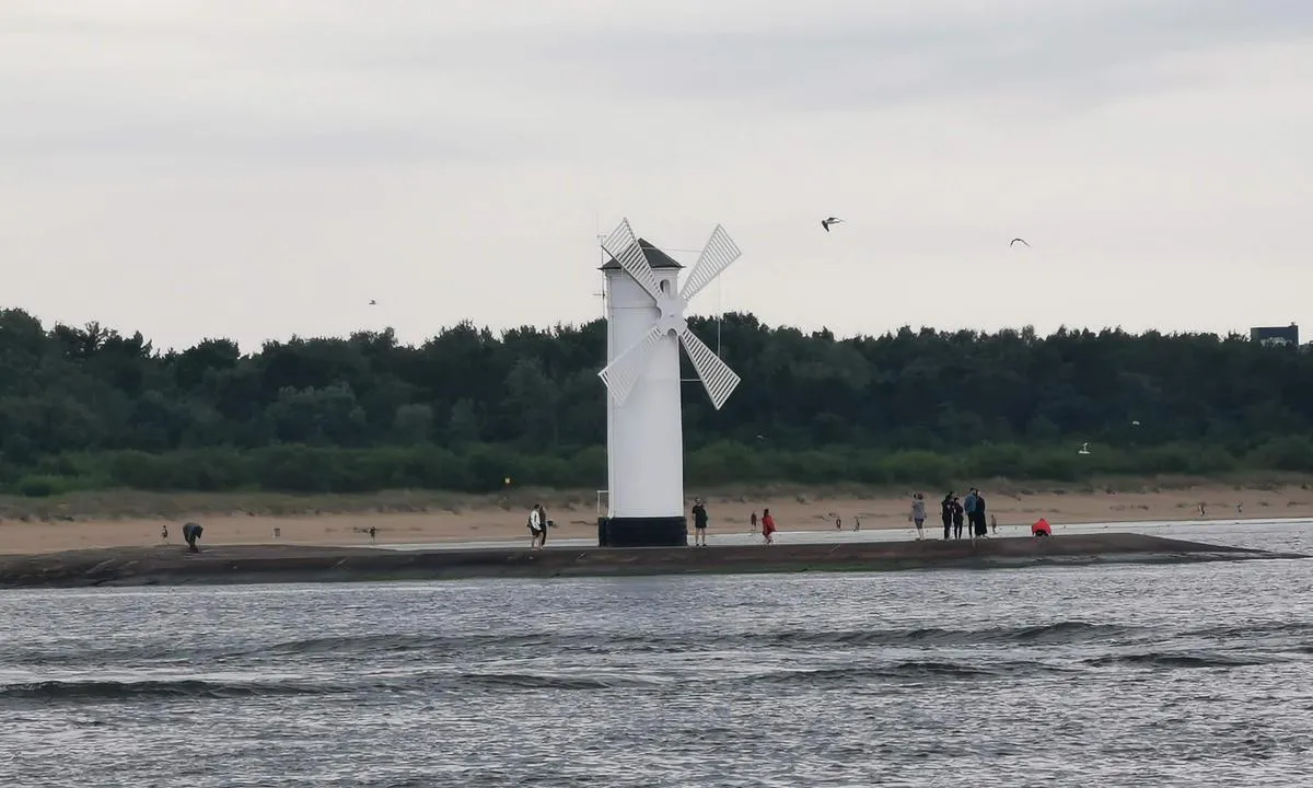 Świnoujście - Marina North Basin: {"base": "de", "no": "Havneinnl\u00f8p \u015awinouj\u015bcie.", "se": "Hamninlopp Swinem\u00fcnde.", "en": "Harbour entrance Swinoujscie.", "da": "Havneindl\u00f8b Swinem\u00fcnde.", "fr": "Entr\u00e9e du port de \u015awinouj\u015bcie.", "de": "Hafeneinfahrt Swinem\u00fcnde.", "es": "Entrada del puerto de \u015awinouj\u015bcie.", "it": "Ingresso del porto Swinem\u00fcnde.", "pt": "Entrada do Porto de \u015awinouj\u015bcie.", "nl": "Haveningang Swinem\u00fcnde.", "pl": "Wej\u015bcie do portu \u015awinouj\u015bcie.", "uk": "\u0412\u0445\u0456\u0434 \u0443 \u0433\u0430\u0432\u0430\u043d\u044c \u0421\u0432\u0456\u043d\u043e\u0443\u0439\u0441\u044c\u0446\u0435.", "ro": "Intrarea \u00een port Swinem\u00fcnde.", "tr": "Swinem\u00fcnde Liman Giri\u015fi.", "el": "\u0395\u03af\u03c3\u03bf\u03b4\u03bf\u03c2 \u03bb\u03b9\u03bc\u03ad\u03bd\u03b1 Swinem\u00fcnde.", "cs": "Vjezd do p\u0159\u00edstavu \u015awinouj\u015bcie.", "hu": "Kik\u00f6t\u0151bej\u00e1rat \u015awinouj\u015bcie.", "fi": "Sataman sis\u00e4\u00e4nk\u00e4ynti Swinem\u00fcnde.", "bg": "\u0412\u0445\u043e\u0434 \u043a\u044a\u043c \u043f\u0440\u0438\u0441\u0442\u0430\u043d\u0438\u0449\u0435\u0442\u043e \u0421\u0432\u0438\u043d\u0435\u043c\u044e\u043d\u0434\u0435.", "sr": "\u0423\u043b\u0430\u0437\u0430\u043a \u0443 \u043b\u0443\u043a\u0443 \u0421\u0432\u0438\u043d\u0435\u043c\u0443\u0308\u043d\u0434\u0435.", "et": "Swinem\u00fcnde sadama sisses\u00f5it.", "lv": "Ieeja ost\u0101 \u0160\u010decin\u0101.", "lt": "\u012eplaukimas \u012f uost\u0105 \u0160vinouj\u015bc\u0117je."}