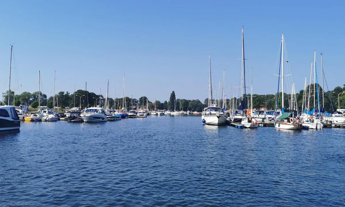 Świnoujście - Marina North Basin: {"base": "de", "no": "Marina i Swinem\u00fcnde.", "se": "Marina i Swinoujscie.", "en": "Marina in Swinoujscie.", "da": "Marina i \u015awinouj\u015bcie.", "fr": "Marina \u00e0 \u015awinouj\u015bcie.", "de": "Marina in Swinem\u00fcnde.", "es": "Marina en \u015awinouj\u015bcie.", "it": "Marina a Swinem\u00fcnde.", "pt": "Marina em \u015awinouj\u015bcie.", "nl": "Marina in \u015awinouj\u015bcie.", "pl": "Marina w \u015awinouj\u015bciu.", "uk": "\u041c\u0430\u0440\u0438\u043d\u0430 \u0432 \u0421\u0432\u0456\u043d\u0435\u043c\u044e\u043d\u0434\u0435.", "ro": "Marina \u00een Swinem\u00fcnde.", "tr": "Swinem\u00fcnde'deki Marina.", "el": "\u039c\u03b1\u03c1\u03af\u03bd\u03b1 \u03c3\u03c4\u03bf \u03a3\u03b2\u03b9\u03bd\u03bf\u03c5\u03bc\u03bf\u03cd\u03b9\u03bd\u03c4\u03b5.", "cs": "Marina ve Svino\u00fast\u00ed.", "hu": "Marina \u015awinouj\u015bci\u00e9ben.", "fi": "Marina Swinem\u00fcndess\u00e4.", "bg": "\u041c\u0430\u0440\u0438\u043d\u0430 \u0432 \u0428\u0432\u0438\u043d\u043e\u0443\u0439\u0448\u0447\u0435.", "sr": "\u041c\u0430\u0440\u0438\u043d\u0430 \u0443 \u0421\u0432\u0438\u043d\u0435\u043c\u0443\u0435\u043d\u0434\u0435\u0443.", "et": "Marina Swinem\u00fcndes.", "lv": "Marina Svino\u016bst\u0113.", "lt": "Marina \u0160vinoujsc\u0117je."}
