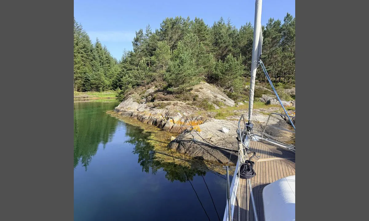 Bassnesvågen: {"base": "no", "no": "Vestre side av bukten", "se": "V\u00e4stra sidan av bukten", "en": "West side of the bay", "da": "Vestlige side af bugten", "fr": "C\u00f4t\u00e9 ouest de la baie", "de": "Westseite der Bucht", "es": "Lado occidental de la bah\u00eda", "it": "Lato ovest della baia", "pt": "Lado oeste da ba\u00eda", "nl": "Westelijke kant van de baai", "pl": "Zachodnia strona zatoki", "uk": "\u0417\u0430\u0445\u0456\u0434\u043d\u0438\u0439 \u0431\u0456\u043a \u0431\u0443\u0445\u0442\u0438", "ro": "Partea vestic\u0103 a golfului", "tr": "Koyun bat\u0131 taraf\u0131", "el": "\u0397 \u03b4\u03c5\u03c4\u03b9\u03ba\u03ae \u03c0\u03bb\u03b5\u03c5\u03c1\u03ac \u03c4\u03bf\u03c5 \u03ba\u03cc\u03bb\u03c0\u03bf\u03c5", "cs": "Z\u00e1padn\u00ed strana z\u00e1livu", "hu": "A \u00f6b\u00f6l nyugati oldala", "fi": "Lahden l\u00e4nsipuoli", "bg": "\u0417\u0430\u043f\u0430\u0434\u043d\u0430\u0442\u0430 \u0441\u0442\u0440\u0430\u043d\u0430 \u043d\u0430 \u0437\u0430\u043b\u0438\u0432\u0430", "sr": "\u0417\u0430\u043f\u0430\u0434\u043d\u0430 \u0441\u0442\u0440\u0430\u043d\u0430 \u0437\u0430\u043b\u0438\u0432\u0430", "et": "L\u00e4\u00e4nepoolne laheosa", "lv": "Rietumu puse no l\u012b\u010da", "lt": "Vakarin\u0117 \u012flankos pus\u0117"}