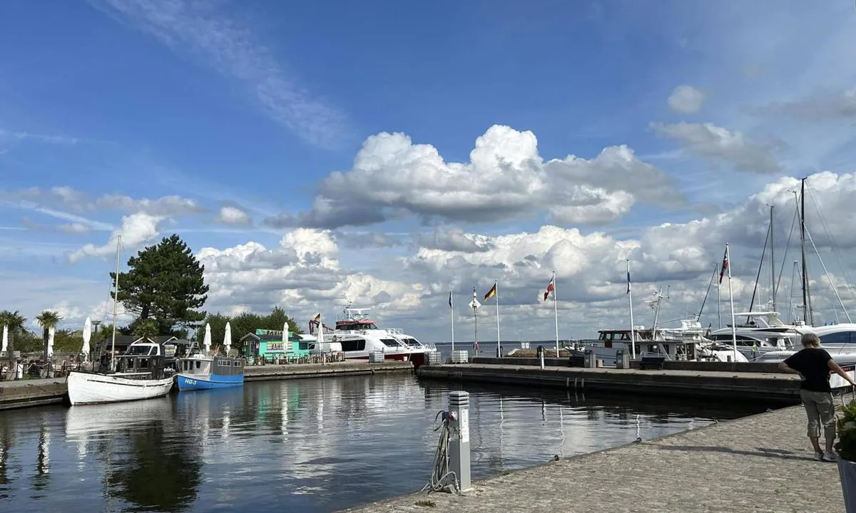 Båstad: {"base": "se", "no": "Indre havnebasseng.", "se": "Inre hamnbass\u00e4ngen.", "en": "The inner harbor basin.", "da": "Indre havnebassin."}