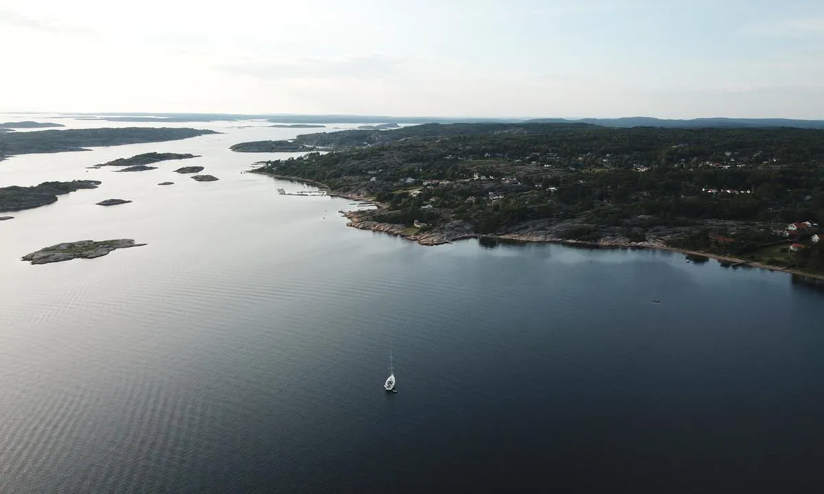 Båteviken: Ser nordover mot Capri som er Sveriges vestligste fastlandspunkt. Norge og Hvalerskjærgården lengst vekk.