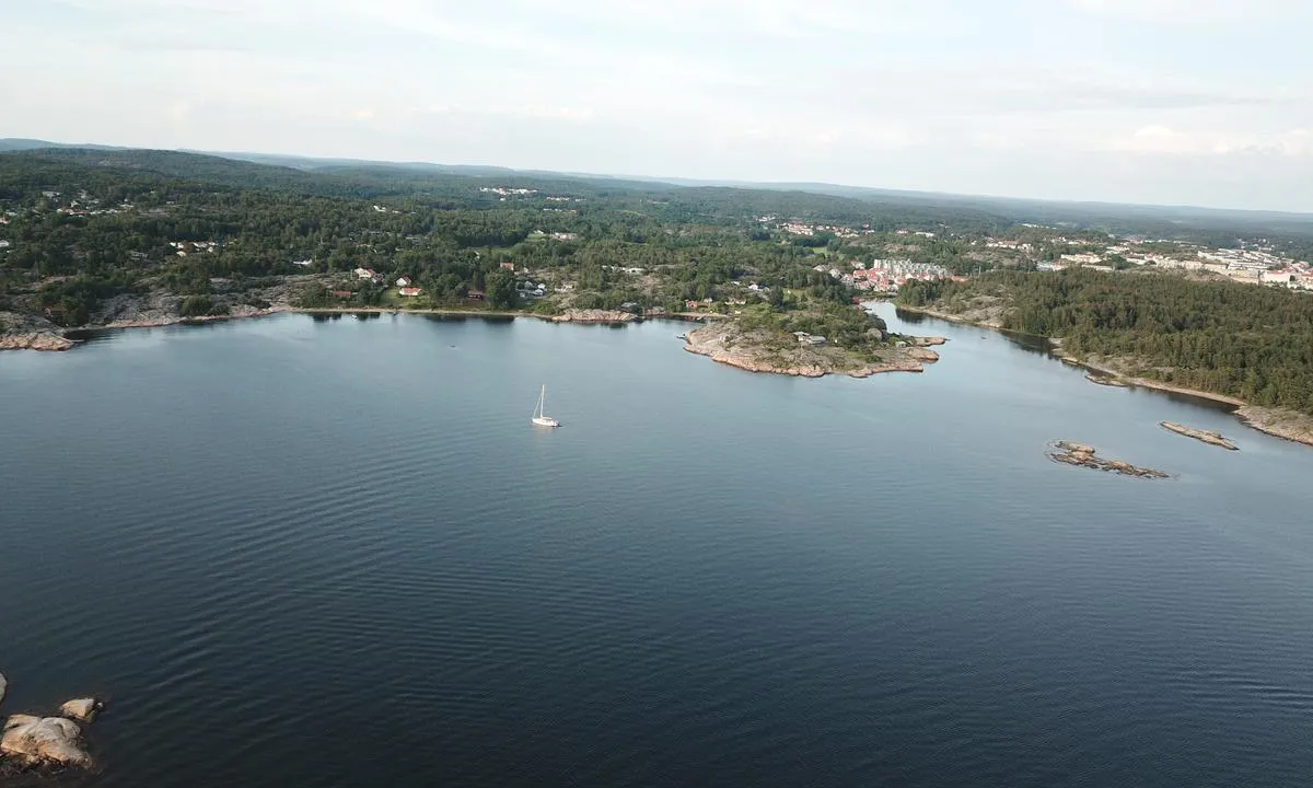Båteviken: {"base": "no", "no": "Bildemot s\u00f8r\u00f8st. N\u00f8tholmen Spa og Str\u00f8mstad by til venstre i bildet.", "se": "Bild mot sydost. N\u00f6tholmen Spa och Str\u00f6mstad stad till v\u00e4nster i bilden.", "en": "Image facing southeast. N\u00f8tholmen Spa and Str\u00f8mstad town to the left in the image.", "da": "Billedmotiv syd\u00f8st. N\u00f8tholmen Spa og Str\u00f8mstad by til venstre i billedet."}