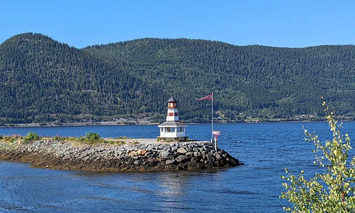 Båtklubben Terna Orkanger: {"base": "no", "no": "Moloen ved innseilingen.", "se": "Pir vid inseglingen.", "en": "The breakwater at the entrance.", "da": "Molen ved indsejlingen."}