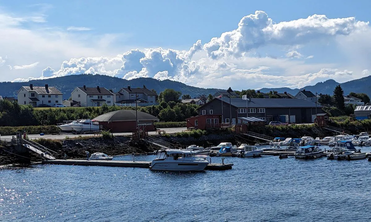 Båtklubben Terna Orkanger: {"base": "no", "no": "Gjestebrygga med dieselfylling innerst p\u00e5 yttersiden til venstre i bildet.", "se": "G\u00e4stbryggan med dieselfyllning l\u00e4ngst in p\u00e5 utsidan till v\u00e4nster i bilden.", "en": "The guest pier with diesel filling is at the innermost part on the outer side to the left in the picture.", "da": "G\u00e6stebroen med dieselp\u00e5fyldning l\u00e6ngst inde p\u00e5 ydersiden til venstre i billedet."}