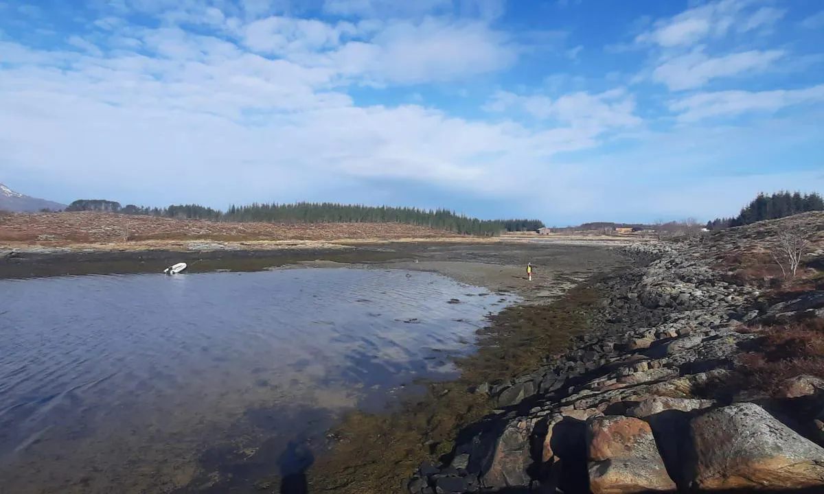 Båtnes - Vega: {"base": "fr", "no": "Nord\u00f8ststranden stiger veldig sakte, noe som gj\u00f8r det vanskelig \u00e5 bruke den for \u00e5 strande jollen", "se": "Nordoststranden h\u00f6jer sig mycket l\u00e5ngsamt, vilket g\u00f6r den sv\u00e5r att anv\u00e4nda f\u00f6r att l\u00e4gga till med jollen", "en": "The northeast beach rises very slowly, making it difficult to beach the dinghy.", "da": "Den nord\u00f8stlige strand skr\u00e5ner meget langsomt, hvilket g\u00f8r det vanskeligt at tr\u00e6kke gummib\u00e5den op p\u00e5 stranden", "fr": "La plage du nord-est remonte tr\u00e8s lentement, ce qui la rend difficilement utilisable pour beacher l\u2019annexe", "de": "Der nord\u00f6stliche Strand steigt sehr langsam an, was es schwierig macht, das Beiboot zu stranden.", "es": "La playa del noreste sube muy lentamente, lo que la hace dif\u00edcilmente utilizable para varar el anexo.", "it": "La spiaggia nord-est sale molto lentamente, il che la rende difficilmente utilizzabile per spiaggiare il tender", "pt": "A praia do nordeste sobe muito lentamente, o que a torna de dif\u00edcil utiliza\u00e7\u00e3o para pousar o bote", "nl": "Het noordooststrand komt zeer langzaam omhoog, waardoor het moeilijk te gebruiken is om de bijboot te stranden.", "pl": "P\u00f3\u0142nocno-wschodnia pla\u017ca podnosi si\u0119 bardzo powoli, co czyni j\u0105 trudn\u0105 do u\u017cycia do opuszczania na ni\u0105 \u0142odzi pomocniczej.", "uk": "\u041f\u0456\u0432\u043d\u0456\u0447\u043d\u043e-\u0441\u0445\u0456\u0434\u043d\u0438\u0439 \u043f\u043b\u044f\u0436 \u043f\u0456\u0434\u043d\u0456\u043c\u0430\u0454\u0442\u044c\u0441\u044f \u0434\u0443\u0436\u0435 \u043f\u043e\u0432\u0456\u043b\u044c\u043d\u043e, \u0449\u043e \u0440\u043e\u0431\u0438\u0442\u044c \u0439\u043e\u0433\u043e \u0432\u0430\u0436\u043a\u043e\u0434\u043e\u0441\u0442\u0443\u043f\u043d\u0438\u043c \u0434\u043b\u044f \u043f\u0440\u0438\u0447\u0430\u043b\u044e\u0432\u0430\u043d\u043d\u044f \u0434\u0456\u043d\u0433\u0456.", "ro": "Plaja de nord-est se ridic\u0103 foarte lent, ceea ce o face dificil de utilizat pentru a duce barca auxiliar\u0103 pe plaj\u0103", "tr": "Kuzeydo\u011fu plaj\u0131 \u00e7ok yava\u015f bir \u015fekilde y\u00fckselir, bu da onu botu karaya \u00e7ekmek i\u00e7in zor kullan\u0131labilir hale getirir.", "el": "\u0397 \u03b2\u03bf\u03c1\u03b5\u03b9\u03bf\u03b1\u03bd\u03b1\u03c4\u03bf\u03bb\u03b9\u03ba\u03ae \u03c0\u03b1\u03c1\u03b1\u03bb\u03af\u03b1 \u03b1\u03bd\u03ad\u03c1\u03c7\u03b5\u03c4\u03b1\u03b9 \u03c0\u03bf\u03bb\u03cd \u03b1\u03c1\u03b3\u03ac, \u03ba\u03ac\u03c4\u03b9 \u03c0\u03bf\u03c5 \u03c4\u03b7\u03bd \u03ba\u03b1\u03b8\u03b9\u03c3\u03c4\u03ac \u03b4\u03cd\u03c3\u03ba\u03bf\u03bb\u03b1 \u03c7\u03c1\u03b7\u03c3\u03b9\u03bc\u03bf\u03c0\u03bf\u03b9\u03ae\u03c3\u03b9\u03bc\u03b7 \u03b3\u03b9\u03b1 \u03bd\u03b1 \u03c4\u03c1\u03b1\u03b2\u03ae\u03be\u03b5\u03c4\u03b5 \u03c4\u03b7\u03bd \u03b2\u03bf\u03b7\u03b8\u03b7\u03c4\u03b9\u03ba\u03ae \u03bb\u03ad\u03bc\u03b2\u03bf \u03c3\u03c4\u03b7\u03bd \u03b1\u03ba\u03c4\u03ae", "cs": "Pl\u00e1\u017e na severov\u00fdchod\u011b se zved\u00e1 velmi pomalu, co\u017e ji \u010din\u00ed obt\u00ed\u017en\u011b pou\u017eitelnou pro vyta\u017een\u00ed \u010dlunu na pl\u00e1\u017e.", "hu": "Az \u00e9szakkeleti partszakasz nagyon lassan emelkedik, ami megnehez\u00edti a partra vontat\u00e1shoz val\u00f3 haszn\u00e1lat\u00e1t.", "fi": "Koillisranta nousee hyvin hitaasti, mik\u00e4 tekee siit\u00e4 vaikeasti k\u00e4ytett\u00e4v\u00e4n apuveneen rantautumiseen", "bg": "\u0421\u0435\u0432\u0435\u0440\u043e\u0438\u0437\u0442\u043e\u0447\u043d\u0438\u044f\u0442 \u043f\u043b\u0430\u0436 \u0441\u0435 \u0438\u0437\u0434\u0438\u0433\u0430 \u043c\u043d\u043e\u0433\u043e \u0431\u0430\u0432\u043d\u043e, \u043a\u043e\u0435\u0442\u043e \u0433\u043e \u043f\u0440\u0430\u0432\u0438 \u0442\u0440\u0443\u0434\u043d\u043e \u0438\u0437\u043f\u043e\u043b\u0437\u0432\u0430\u0435\u043c \u0437\u0430 \u0438\u0437\u0442\u0435\u0433\u043b\u044f\u043d\u0435 \u043d\u0430 \u043f\u043e\u043c\u043e\u0449\u043d\u0430 \u043b\u043e\u0434\u043a\u0430.", "sr": "Severisto\u010dna pla\u017ea se veoma sporo podi\u017ee, \u0161to ote\u017eava kori\u0161\u0107enje za beaching annexa.", "et": "Kirde rand t\u00f5useb v\u00e4ga aeglaselt, mist\u00f5ttu on seda raske kasutada lisapaatide randamiseks.", "lv": "Zieme\u013caustrumu pludmale virz\u0101s \u013coti l\u0113ni, kas apgr\u016btina to izmanto\u0161anu, lai uzvilkt piep\u016b\u0161amo laivu krast\u0101", "lt": "\u0160iaur\u0117s ryt\u0173 papl\u016bdimys kyla labai l\u0117tai, tod\u0117l j\u012f sunku naudoti priplaukimui su j\u016breivio valtele"}