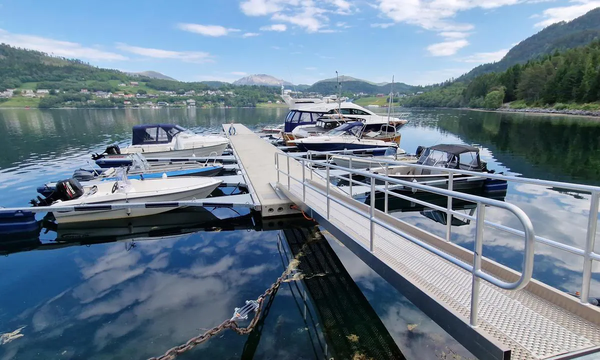 Båtsvika: {"base": "no", "no": "Flott betongbrygge. Det er den ytterste delen, inn mot utriggerne, p\u00e5 begge sider som er gjesteplasser.", "se": "Fin betongbrygga. Det \u00e4r den yttersta delen, in mot utliggarna, p\u00e5 b\u00e5da sidor som \u00e4r g\u00e4stplatser.", "en": "Great concrete pier. It is the outermost part, towards the outriggers, on both sides that are guest spots.", "da": "<p>Flot betonbrygge. Det er den yderste del, ind mod y-bommerne, p\u00e5 begge sider som er g\u00e6stepladser.</p>"}