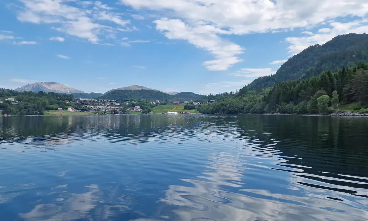 Båtsvika: {"base": "no", "no": "Ser her mot Stettevika. Festivalteltet har kommet opp.", "se": "Ser h\u00e4r mot Stettevika. Festivalt\u00e4ltet har kommit upp.", "en": "View here towards Stettevika. The festival tent has been put up.", "da": "Ser her mod Stetteviken. Festivalteltet er kommet op."}