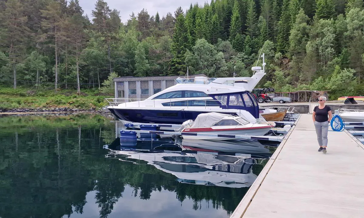 Båtsvika: {"base": "no", "no": "Fruen inspiserer anlegget. Her er det stor fare for kveldssol!", "se": "Frun inspekterar anl\u00e4ggningen. H\u00e4r \u00e4r det stor risk f\u00f6r kv\u00e4llssol!", "en": "The lady inspects the facility. There is a high risk of evening sun here!", "da": "Fruen inspicerer anl\u00e6gget. Her er der stor fare for aftensol!"}