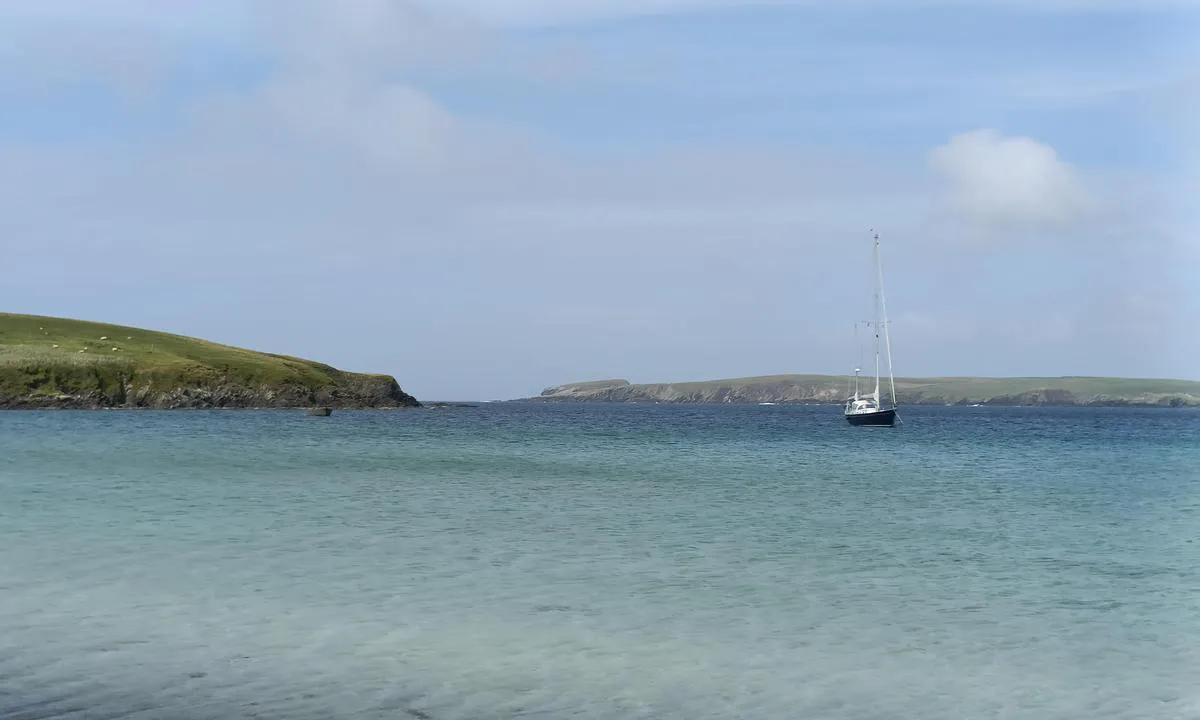 Bay of Scousburgh: {"base": "en", "no": "Ser mot nordvest fra stranden. Vi ligger for anker p\u00e5 ca. 5 meters dyp", "se": "Tittar NV fr\u00e5n stranden. Vi \u00e4r ankrade p\u00e5 cirka 5 meters djup", "en": "Looking NW from the beach. We're anchored in approximately 5 metres", "da": "Ser mod NV fra stranden. Vi er forankret p\u00e5 cirka 5 meter vand"}