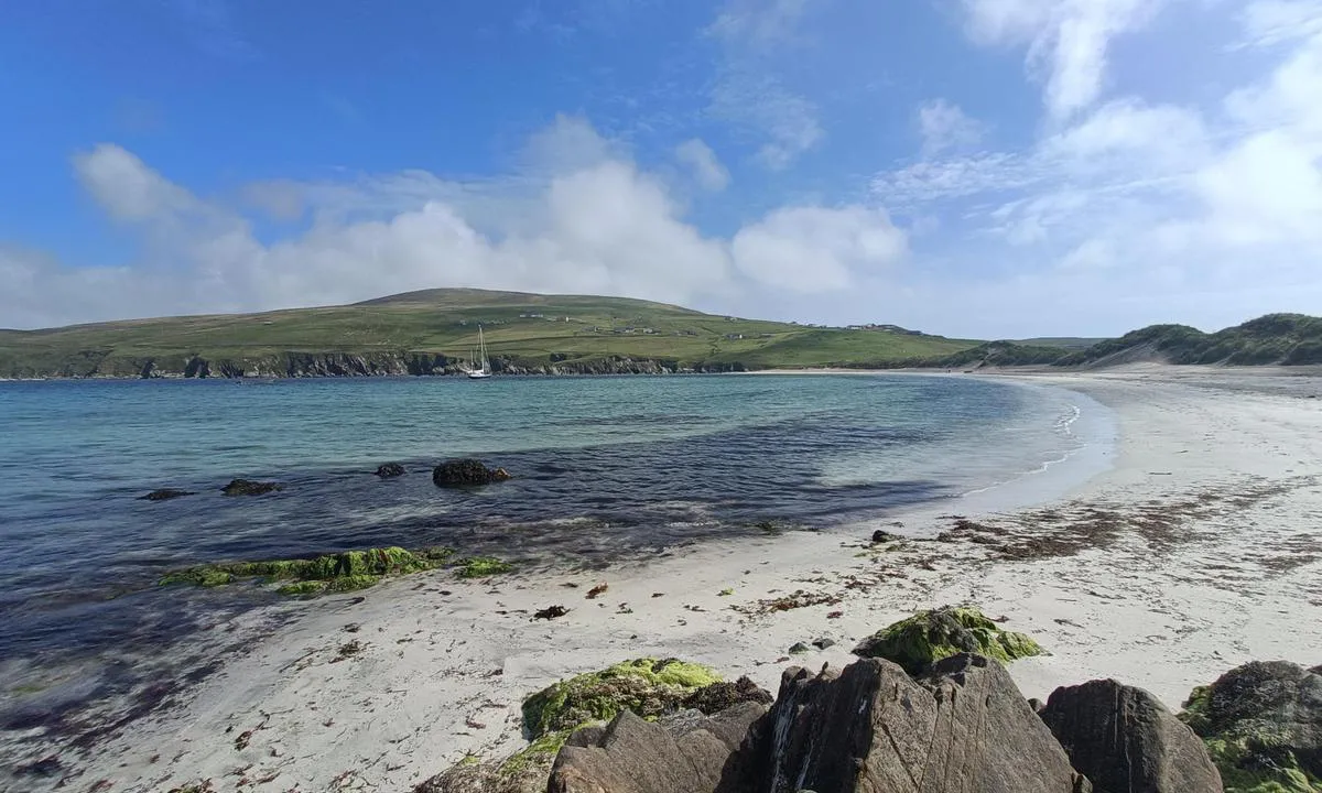 Bay of Scousburgh: {"base": "en", "no": "Ser \u00f8stover langs stranden", "se": "Ser \u00f6sterut l\u00e4ngs stranden", "en": "Looking east along the beach", "da": "Ser mod \u00f8st langs stranden"}