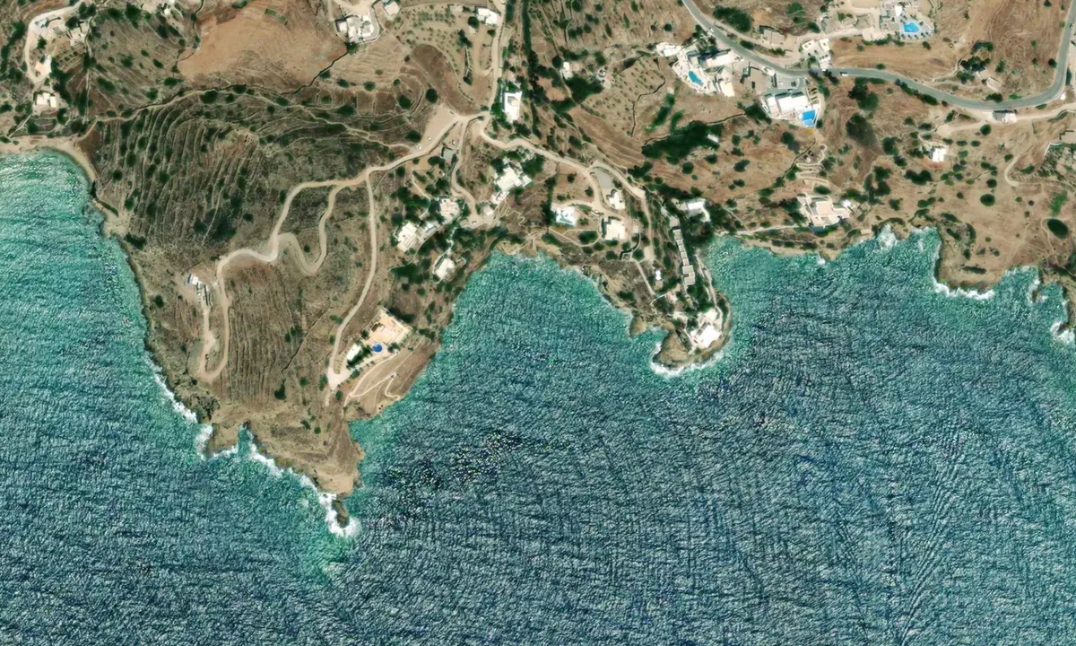 Flyfoto av Bay west of Mylopotas Beach