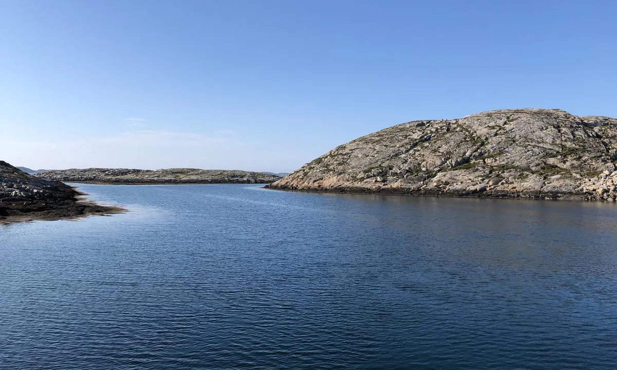 Ankringsplassen ved Benda ligger i en «bend» på vestsiden av øya. I sjøkartene står ankeret markert litt til høyre i dette bildet, men det er en ganske lang tarm inn hit, hvor du kan ankre hele veien.