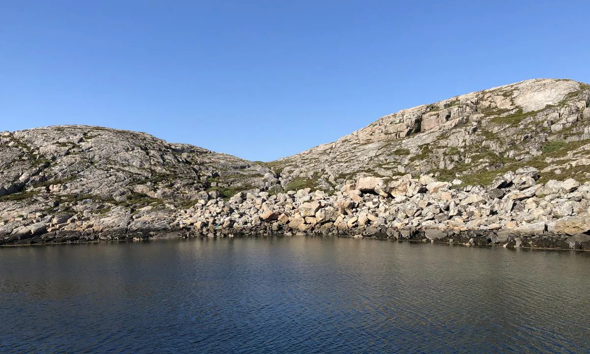 Benda: Ved «benden» er det en stor steinrøys, og rett før dette bildet ble tatt fløy det opp to havørn fra toppen til høyre.