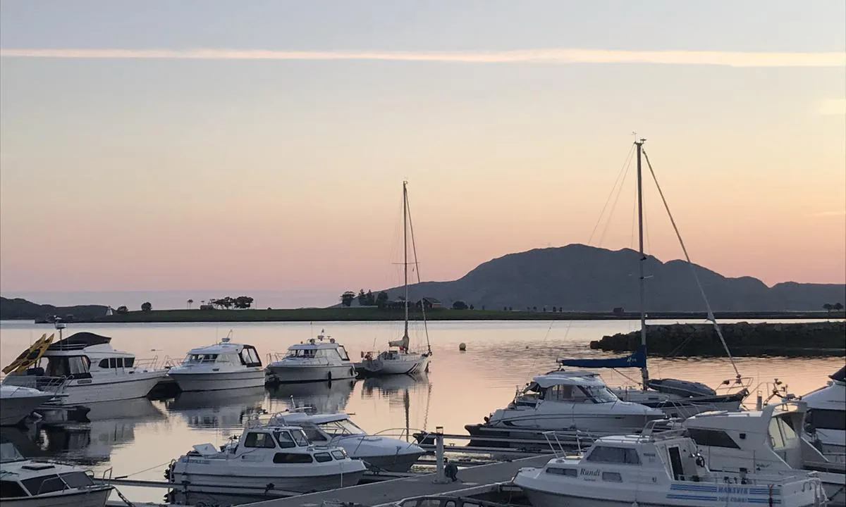 {"base": "no", "no": "Utsikt seint en julikveld fra Berg marina mot Torghatten.", "se": "Utsikt sent en julikv\u00e4ll fr\u00e5n Berg marina mot Torghatten.", "en": "View late on a July evening from Berg marina towards Torghatten.", "da": "Udsigt sent en juliaften fra Berg marina mod Torghatten."}