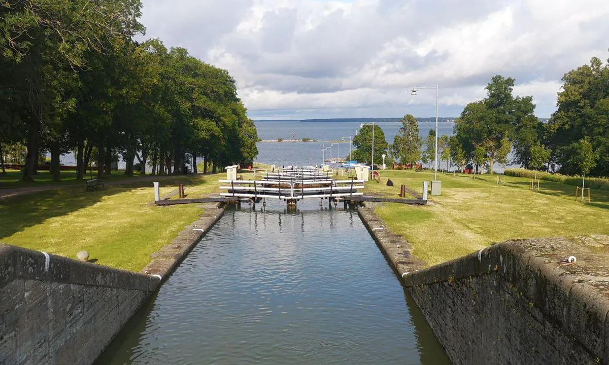Berg - Övre hamnen: {"base": "de", "no": "7 trinns sluse", "se": "7 stegs sluss", "en": "7-stage lock", "da": "7 trin sluse", "fr": "7 \u00e9cluses en escalier", "de": "7 Stufen Schleuse", "es": "Esclusa de 7 niveles", "it": "Chiusa a 7 gradini", "pt": "7 degraus da eclusa", "nl": "7 treden sluis", "pl": "7-stopniowa \u015bluza", "uk": "7 \u0441\u0442\u0443\u043f\u0435\u043d\u0435\u0432\u0430 \u0448\u043b\u044e\u0437", "ro": "Ecluza cu 7 trepte", "tr": "7 a\u015famal\u0131 havuz", "el": "7 \u03c3\u03c4\u03ac\u03b4\u03b9\u03b1 \u03b4\u03b9\u03ce\u03c1\u03c5\u03b3\u03b1\u03c2", "cs": "7 stup\u0148\u016f zdymadlo", "hu": "7 l\u00e9pcs\u0151s zsilip", "fi": "7 portaan sulku", "bg": "7-\u0441\u0442\u0435\u043f\u0435\u043d\u043d\u0430 \u0448\u043b\u044e\u0437", "sr": "7 \u0441\u0442\u0443\u043f\u045a\u0435\u0432\u0430 \u043f\u0440\u0435\u0432\u043e\u0434\u043d\u0438\u0446\u0430", "et": "7 astme l\u00fc\u00fcs", "lv": "7 pak\u0101pienu sl\u016b\u017eas", "lt": "7 laipteli\u0173 \u0161liuzas"}