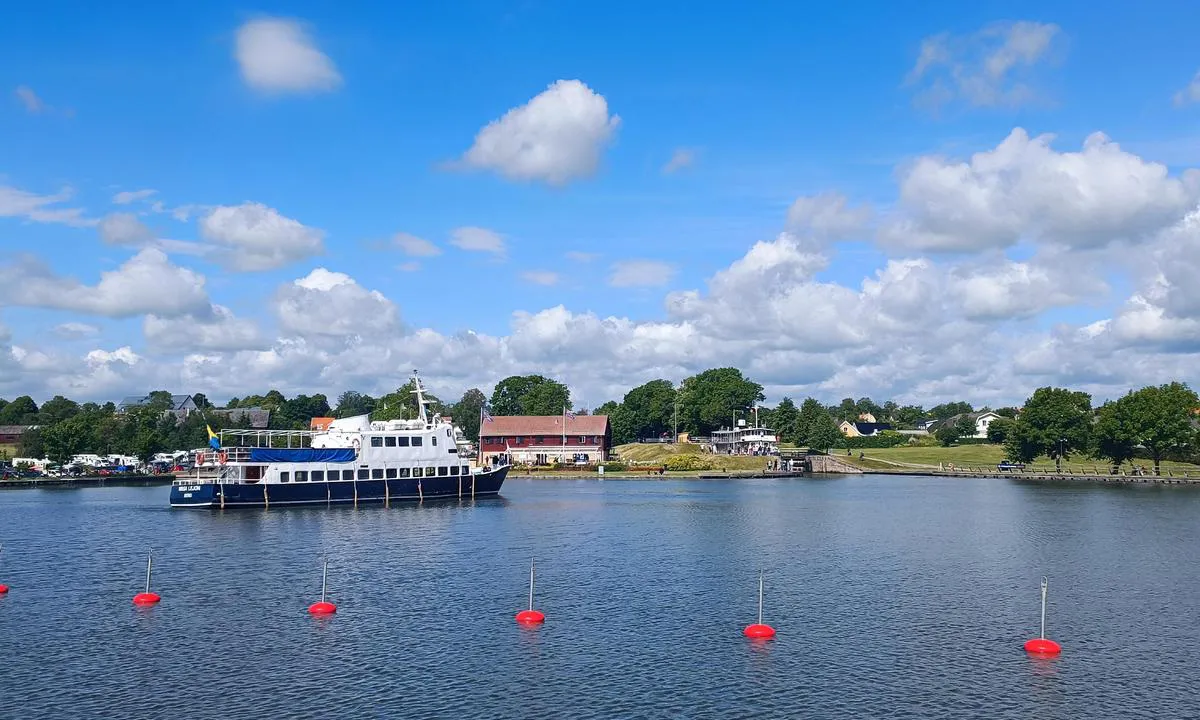 Berg - Övre hamnen: {"base": "no", "no": "Stor aktivitet i havnen med store passasjerb\u00e5t er, Carl Johans slusetrapp p\u00e5 en side og dobbel sluser p\u00e5 andre siden.  Plass til mye gjesteb\u00e5t", "se": "Stor aktivitet i hamnen med stora passagerarb\u00e5tar, Carl Johans slusstrappa p\u00e5 ena sidan och dubbla slussar p\u00e5 andra sidan. Plats f\u00f6r m\u00e5nga g\u00e4stb\u00e5tar.", "en": "Great activity in the harbor with large passenger boats, Carl Johan's lock staircase on one side and double locks on the other side. Room for many guest boats", "da": "Stor aktivitet i havnen med store passagerb\u00e5de, Carl Johans slusetrappe p\u00e5 den ene side og dobbelte sluser p\u00e5 den anden side. Plads til mange g\u00e6steb\u00e5de"}