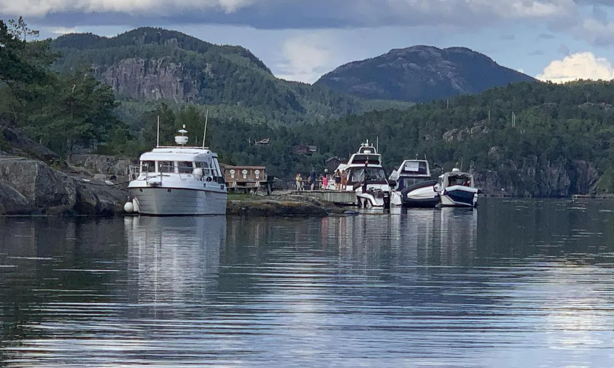 {"base": "no", "no": "Flott uthavn, mange fort\u00f8yningsbolter rumdt om holmene. Bruer som forbinder de sm\u00e5 holmene. Her ligger vi fort\u00f8yd inntil berget p\u00e5 \u00f8stsiden av Bergaholmen. Godt beskyttet for vind. I bakgrunn ser vi brygge med kildesortering, benker og griller.", "se": "Fin naturhamn, m\u00e5nga f\u00f6rt\u00f6jningsbultar runt om holmarna. Broar som f\u00f6rbinder de sm\u00e5 holmarna. H\u00e4r ligger vi f\u00f6rt\u00f6jda intill berget p\u00e5 \u00f6stsidan av Bergaholmen. V\u00e4l skyddad mot vind. I bakgrunden ser vi brygga med k\u00e4llsortering, b\u00e4nkar och grillar.", "en": "Great anchorage, many mooring bolts around the islets. Bridges connecting the small islets. Here we are moored alongside the cliff on the east side of Bergaholmen. Well protected from the wind. In the background, we see a pier with recycling facilities, benches, and grills.", "da": "Flot uthavn, mange fort\u00f8jningsbolte rundt om holmene. Broer som forbinder de sm\u00e5 holmene. Her ligger vi fort\u00f8jet inntil bjerget p\u00e5 \u00f8stsiden af Bergaholmen. Godt beskyttet for vind. I baggrund ser vi brygge med kildesortering, b\u00e6nke og griller."}