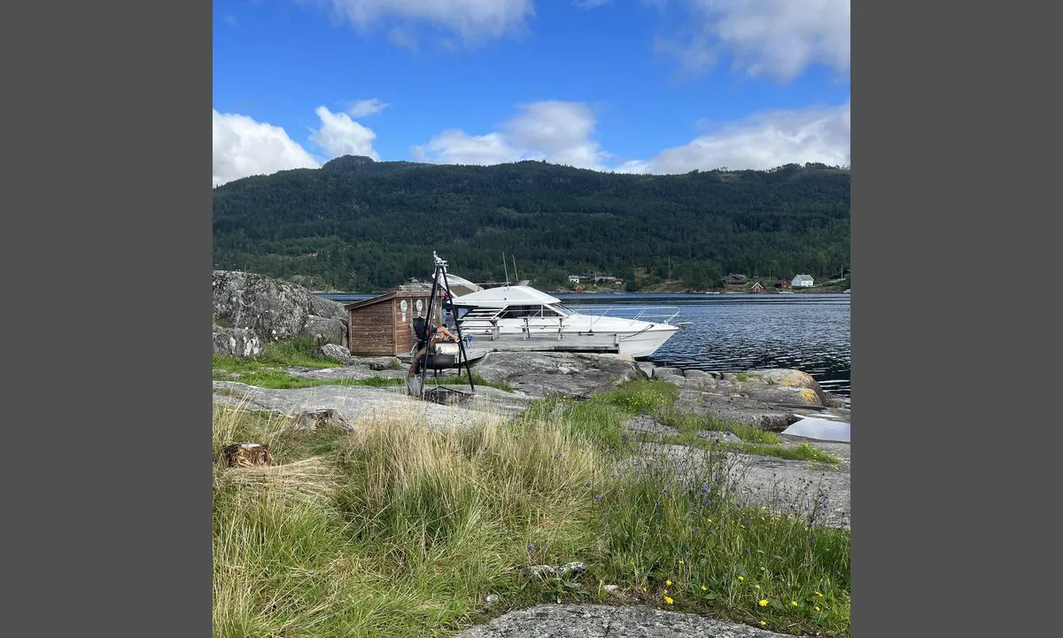 Bergaholmen - Økstrafjorden: {"base": "no", "no": "Vi var innom en liten tur p\u00e5 denne flotte dagen i august.", "se": "Vi var inne en liten tur p\u00e5 denna vackra dag i augusti.", "en": "We made a brief visit on this beautiful day in August.", "da": "Vi var inde p\u00e5 en lille tur p\u00e5 denne flotte dag i august."}